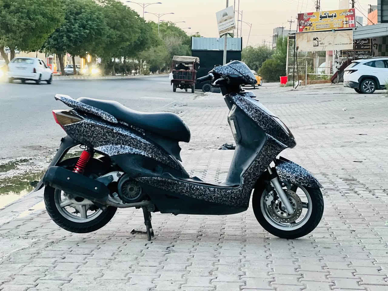 🛵 دراجة سكنس (Cygnus) - كسر كارتون حاوية 🛵
المواصفات والضمان:

 الحالة: حاوية بغداد / شرط ما ماشية بالعراق.  

 الضمان: كفالة عامة ، ولا برغي مفتوح بيها على البلاد. (إذا  برغي واحد مفتوح ترجعها مباشرة).  

 المحرك: شرط ما مفتوح أبداً.  

 الكهربائيات: شغال بالكامل (عداد السرعة، عداد البنزين، وكل النشرات شغالة 100%).  

 المظهر الخارجي: عليها  لزکات جمالية  هوە دراجە لەم بیلادی الأسود. (تجی  تشلع اللزکە؛ إذا بیهە أي شخط أو كسر لا تاخذها، الزکە للجمالية فقط).  

💰 السعر: مليون وألف دينار عراقي (\bm{1 ملیون} د.ع).  

📍 العنوان: كركوك - الشورجة - قرب مطعم حمة ناصر.

📞 للتواصل والاتصال: ***********  

تفضل زورنا ، وتحياتنا للجميع! 🌹

🔱🔱🔱🔱🔱🔱🔱🔱🔱🔱🔱🔱

🛵 ماتۆڕی سکنس (Cygnus) - کسر کارتۆن حاویە 🛵

تایبەتمەندی و گەرەنتی:

 بارودۆخ: حاویەی بەغدا / بەمەرج لە عێراق نەڕۆیشتووە.

 گەرەنتی: گەرەنتی گشتی، هیچ بڕغییەکی نەکراوەتەوە لەسەر بیلادی خۆی. (ئەگەر یەک بڕغی کرابێتەوە ڕاستەوخۆ دەتوانیت /بیگەڕێنیتەوە).

 ماتۆڕەکە (مەکینە): بەمەرج بە هیچ شێوەیەک نەکراوەتەوە.

 کارەباییات: بە تەواوی کاردەکات (ژمارەی خێرایی، پێوەری بەنزین، و سەرجەم گڵۆپەکان ۱۰۰٪ کاردەکەن).

 دیمەنی دەرەوە: لەزگە کراوە بۆ  جوانی لەسەر دروستکراوە، خۆی ماتۆڕەکە لەسەر بیلادی ڕەنگی ڕەشە. (دەتوانیت بێیت و  لێبکەیتەوە؛ ئەگەر هەر ڕووشانێک یان شکانێکی تێدا بوو مەیبە، لەزگەکە تەنها بۆ جوانییە).

💰 پێشنیاری نرخ: 1ملیۆنێک  هەزار دیناری عێراقی (۱ ملیۆن د.ع).

📍 ناونیشان: کەرکووک - شۆرجە - نزیک چێشتخانەی حەمە ناسر.

📞 بۆ پەیوەندیکردن: ***********

فەرموون سەردانمان بکەن،  لەخزمەتان داین ڕێزو سڵاو بۆ هەمووان! 🌹
