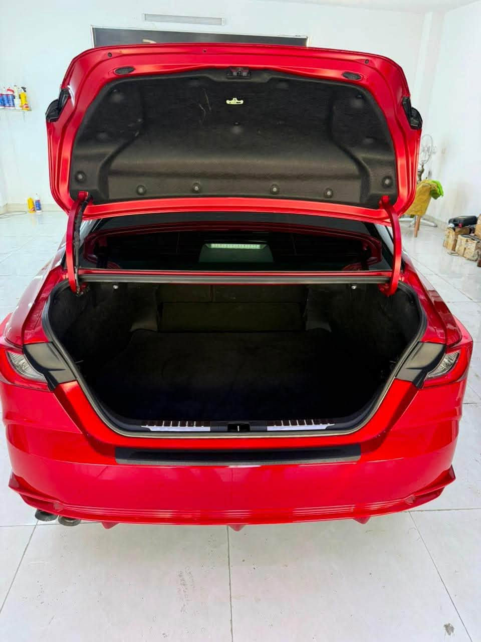 كامري xse 2025
* ⁠* لون أحمر Supersonic Red.
* جنوط رياضية 19 إنش.
* سبويلر خلفي.
* مصابيح LED أمامية وخلفية.
* فتحة سقف بانورامية.
* مرايا كهربائية مع إشارات LED.
* داخلية حمراء Cockpit Red.
* مقاعد جلد رياضية.
* مقعد السائق كهربائي مع ذاكرة.
* مقعد الراكب كهربائي.
* تدفئة وتبريد للمقاعد الأمامية. 
الشاشات والتقنية
* شاشة عدادات رقمية 12.3 إنش.
* شاشة وسطية 12.3 إنش.
* Apple CarPlay و Android Auto لاسلكي.
* شاحن لاسلكي.
* Digital Key (فتح وتشغيل بالجوال حسب التجهيز). 
* نظام JBL Premium Audio.
* 9 سماعات مع ساب ووفر. 
الداتا شو (HUD)
* عرض السرعة والملاحة والتنبيهات على الزجاج الأمامي.
* مقاس 10 إنش. 
* رادار أمامي.
* مثبت سرعة ذكي.
* المحافظة على المسار.
* نقطة عمياء.
* تنبيه حركة المرور الخلفية.
* حساسات أمامية وخلفية.
* كاميرا خلفية. 
* هايبرد 2.5 لتر.
* 225 حصان (دفع أمامي).
* ناقل حركة eCVT.
* صرفية ممتازة تقارب 20 كم/لتر. 

ملاحظة: الـ Dash Cam ليست قياسية في كل سيارات XSE، وغالبًا تكون مضافة من الوكيل 

سعر 270 بي مجال 
رقم ***********
جاملغ صبغ تعديلين بارد صغار
