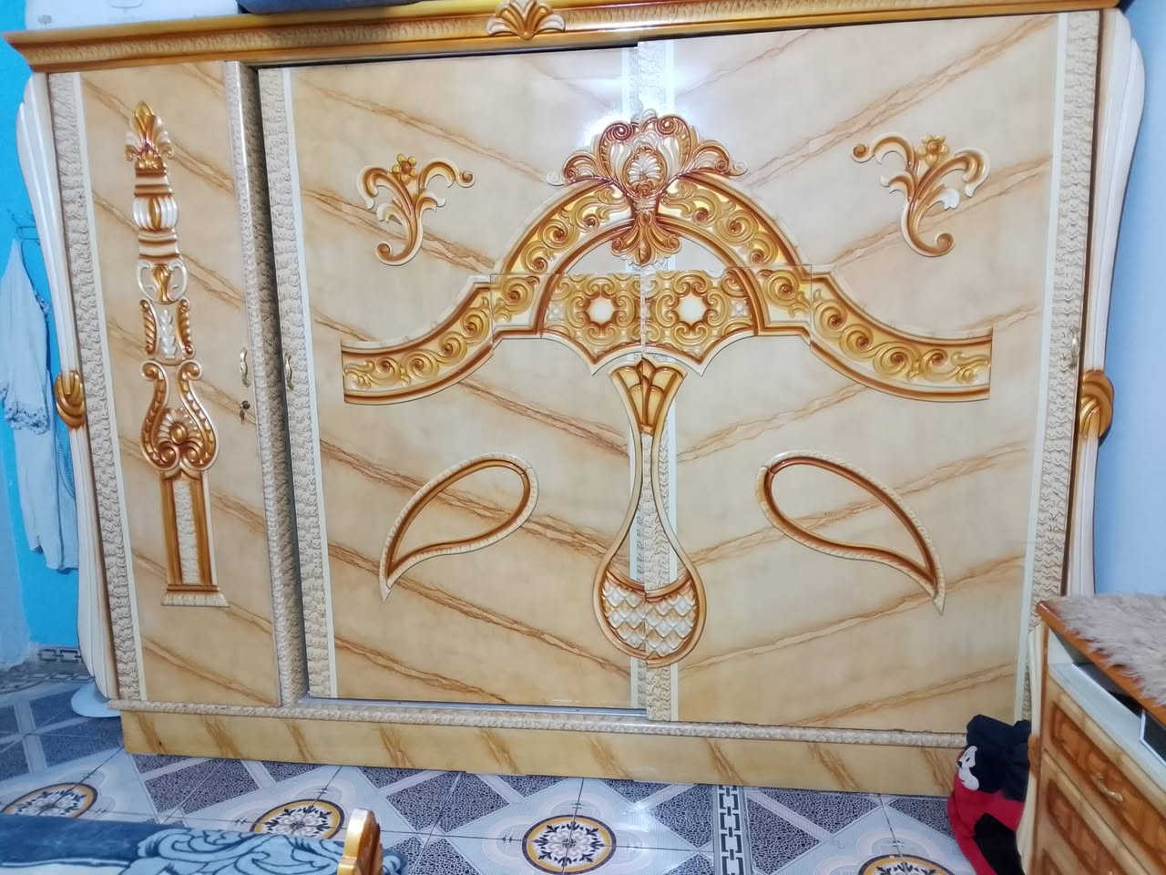 السلام عليكم غرفه للبيع 6 قطع نضيفه السعر 650 وبيها مجال ***********

