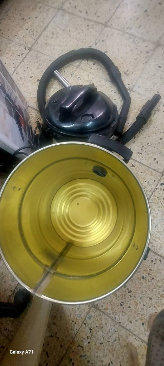 مكنسة كهربائية للبيع استخدام قليل جدا يعني اخت الجديدة وكلش حلوة بالتنظيف سعرها 40 وبيها مجال مكاني طوبجي التواصل واتساب على الرقم ***********
