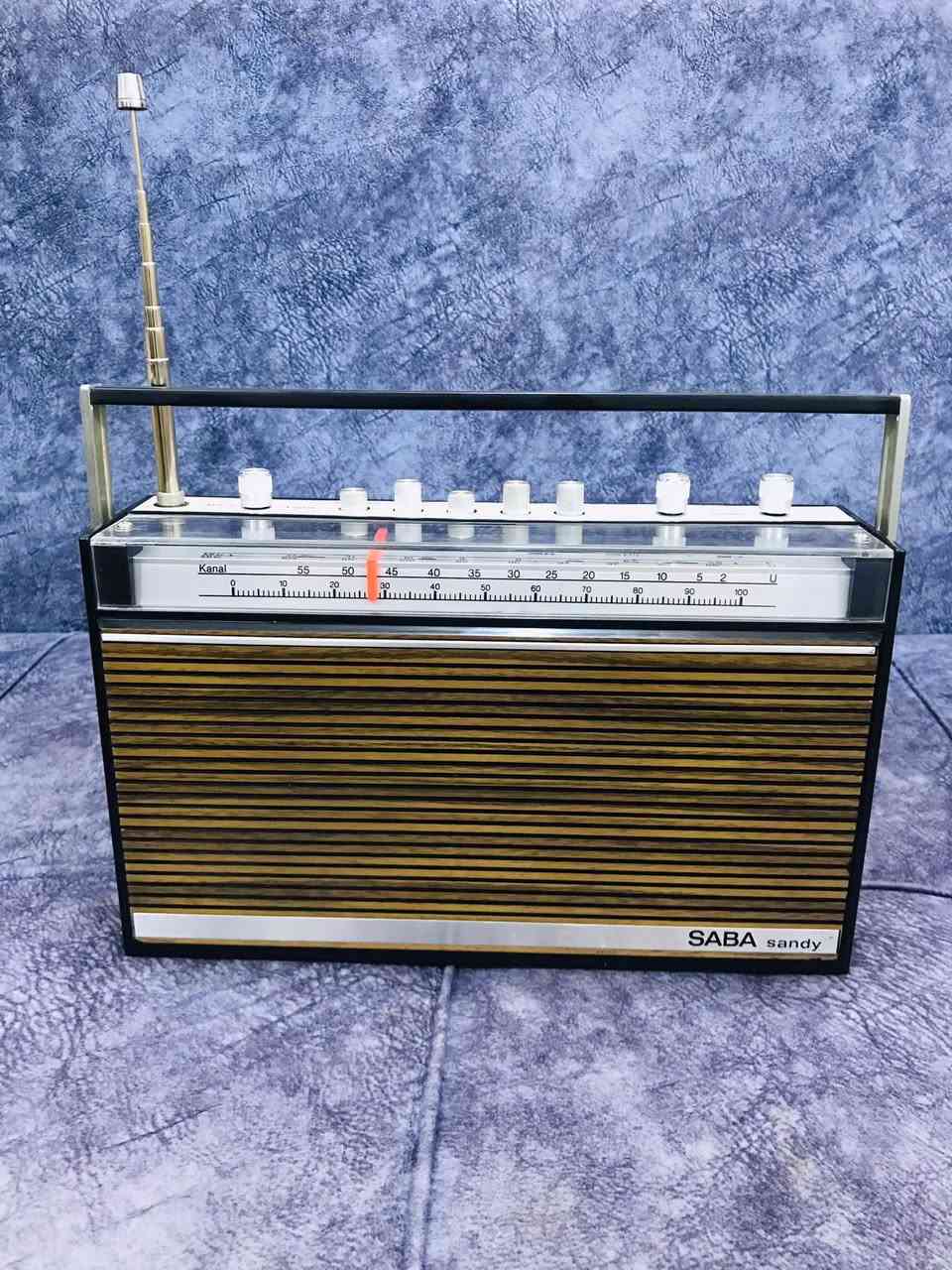 للبيع 📻
تحفة من SABA 
جهاز راديو من شركة سابا 
صناعة الجهاز المانيا 1969 🇩🇪
نظافة الجهاز جديد 100 % 
نظام الراديو FM / MW / LW / KW 🎼
كهرباء 220 V + بطاريات وسط عدد 5 
سحب جداً جداً راقي وصوت نقي 
للاستفسار مراسلة الصفحة 
وات ساب *********** اتصال ☎️
