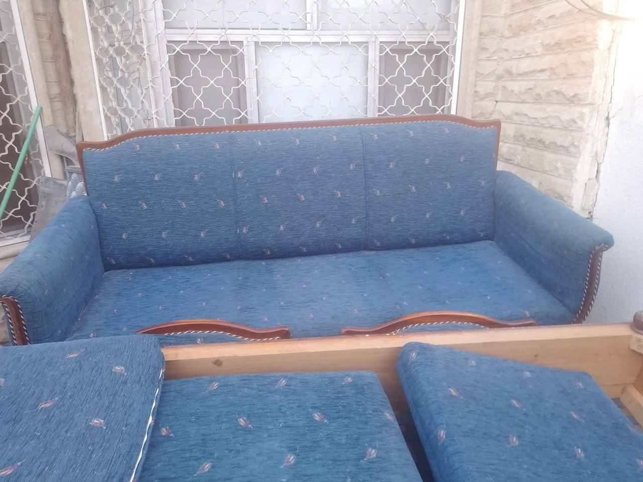 ديوان للبيع اربع قطع صغار واثنان كبار بحالة جيدة السعر 200 وبي مجال خشب درجة اولى
 للإستفسار *********** Singapore
