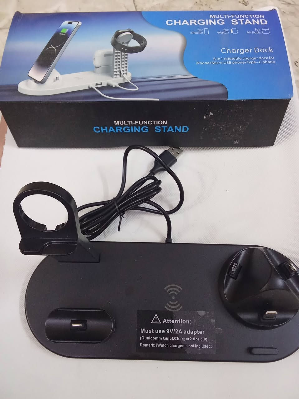 محطة شحن متعددة الوظائف (Multi-function Charging Station) مخصصة لأجهزة أبل (مثل آيفون، ساعة أبل، وسماعات إيربودز)، وتتضمن قاعدة شحن لاسلكية ومنفذ شحن سلكي.المكونات الأساسية: تحتوي على قاعدة شحن لاسلكية دائرية، حامل مرتفع مخصص لساعة أبل (Apple Watch)، ومنفذ توصيل (Lightning) لشحن الهواتف أو الأجهزة الأخرى.طريقة التشغيل: يتم توصيل القاعدة بمصدر طاقة عبر كابل (Type-C غالباً) لتغذية جميع المنافذ ونقاط الشحن اللاسلكي في آنٍ واحد.التوافق: صُممت خصيصاً لتنظيم شحن هاتف الآيفون، الساعة الذكية، والسماعات اللاسلكية على المكتب بآن واحد لتخفيف فوضى الأسلاك السعر10حجم كبير 
.التواصل على رقم ***********🔥🔥🌹☀️
