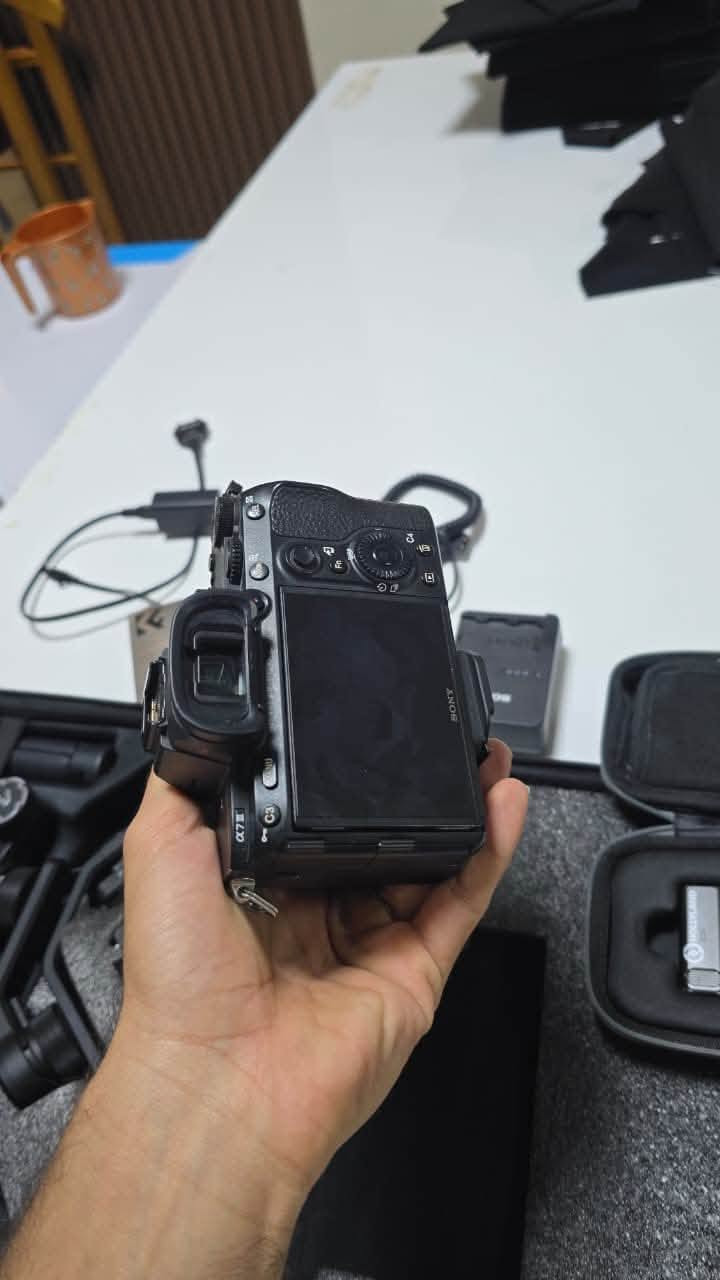 كامرا سوني a7iii  1,350
الشتر 10k
نضافه 99%
عدسة 50 mm.   / 250
بطارية ٣٠ الف 
مانع اهتزاز مع نظام تتبع 350 
بطارية مباشر 40 الف
نك مايك تك 50 الف 
فلتر uv 40الف
شاحنه 20 الف

***********‬
