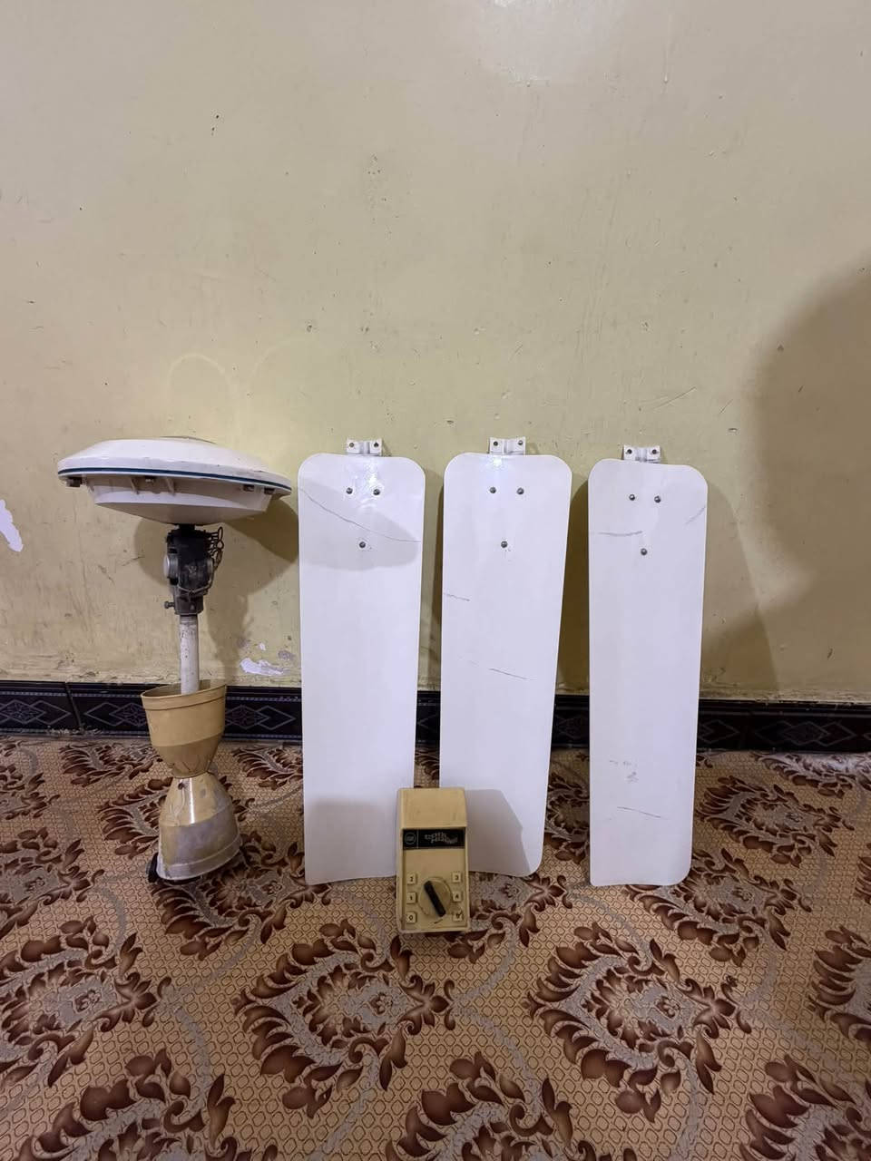 مروحة سقفية • صنع هندي • بصرة