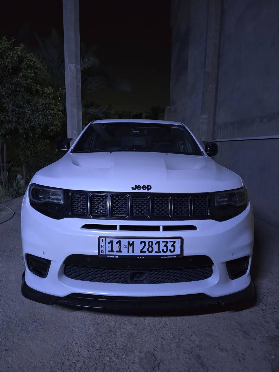للبيع أو المراوس: جيب كراند شيروكي SRT – أداء جبار ومواصفات حصرية! 🦅
الموديل: 2020
​المحرك: 6.4 لتر (6400cc) HEMI V8
​القوة: 475 حصان
​الكير: اوتوماتيك 8 نمر (أداء رياضي عالي)
​الممشى: 78,300 ميل (ما يعادل 126,000 كيلو)
​المواصفات والإضافات المميزة:
​اللايتات (قصة وحدها): مزروعة بيها عدسات نوعية فاخرة جداً، ولد (LED) مميز ومتغير وقوي (مو لد عادي). والمفاجأة: شاشة متغيرة مزروعة بداخل اللايت تكدر تخليها عيون، أو كتابة، أو حتى تعرض بيها صور!
​عداد السرعة: 300 كم/ساعة.
​شوته رياضية: تنطي نفس أقوى وأداء أسرع للمحرك.
​صالنصات بورلا (Borla) أصلية: سيستم اكزوز رياضي ينطيك طرب وأداء مخيف.
​حجر البيئة: موجود ومكفول (السيارة ما ملعوب بيها).
​نظام صوتي: هارمن كاردون (Harman Kardon) محيطي جبار وأصلي.
​السنوية: السيارة باسمي مباشر.
​كشنات SRT رياضية (جلد وشاموا) مع أنظمة تدفئة وتبريد.
​شاشة عملاقة 8.4 عقدة مع نظام Apple CarPlay و Android Auto.
​فتحة سقف بانوراما.
​رنجات SRT الأصلية.
​أنظمة قيادة متعددة (Track, Sport, Auto, Snow, Tow) ونظام الانطلاق Launch Control.
​رادارات، حساسات أمامية وخلفية، وكاميرا للرجوع.
​حالة السيارة والضرر (وارد كندي):
​الضرر: السيارة بدون ضرر، وبدون أي إيرباك طاك (سيستم شركة مكفول).
​الصبغ: فقط رش (كلير) على الجاملغات الأمامية للجمالية، باقي البدي مكفول وشرط الفحص.
​التقارير: تقرير السيارة موجود، ومو بس تقرير أمريكا (الكارفاكس)، حتى صور فحص السونار موجودة لضمان الشفافية.
​السيارة جاهزة من كل شي، تبريد ثلج، وميكانيك (كير ومحرك) شرط الفحص، واستخدام حشمة.
​📍 مكان العرض: البياع - الشارع الأول (معرض نور)، واللي يحب يشوف السيارة عالطبيعة.
📞 للتواصل والاستفسار 
 *********** (عندهم كافة التفاصيل).
