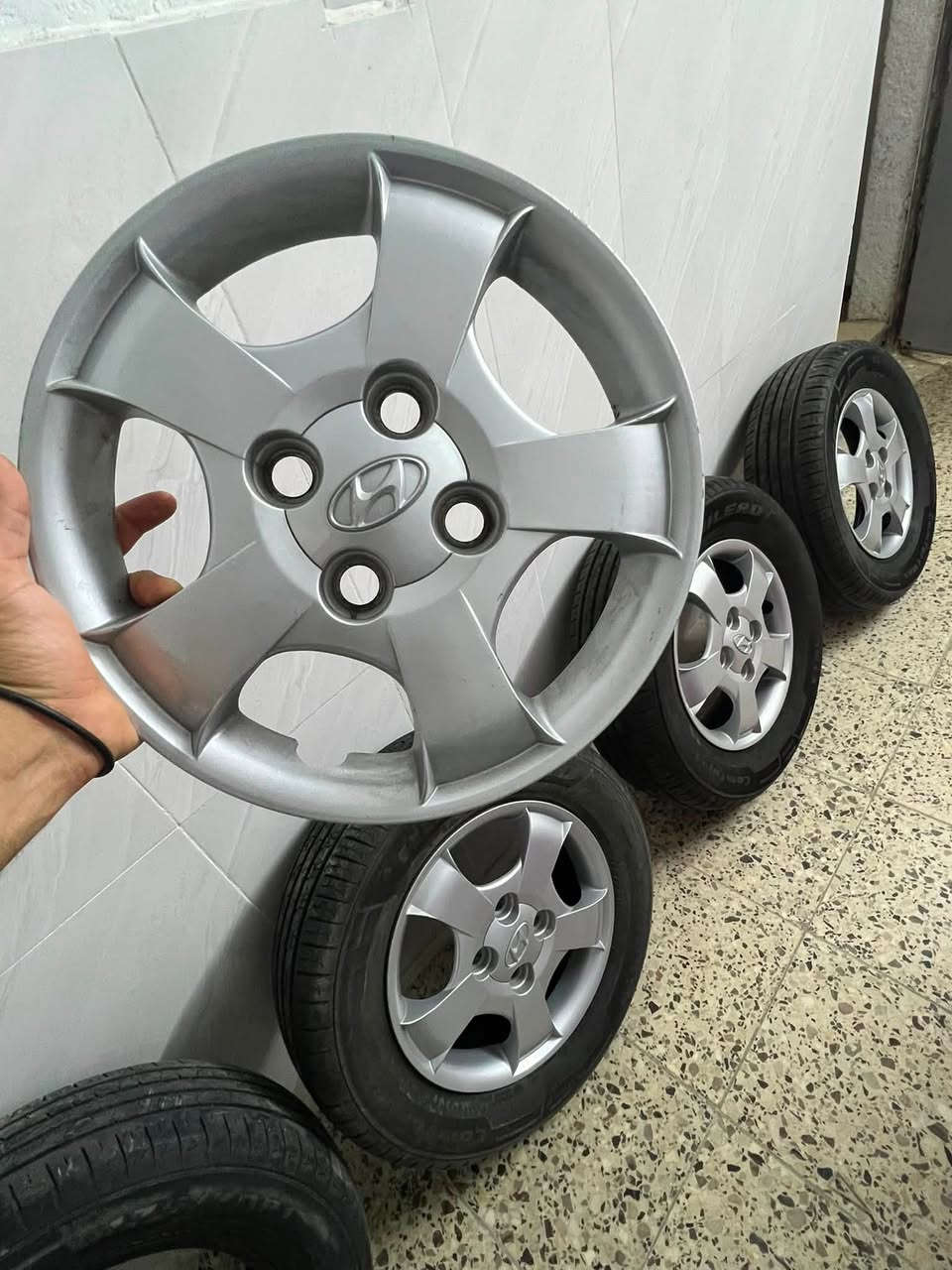 للبيع كبات جدد مال فيرنا
وتخم تاير مستعمل قليل 
الكبات ب60وبيهن مجال
التايرات حجم 13 ب80 وبيهن مجال
مكاني البياع ***********
