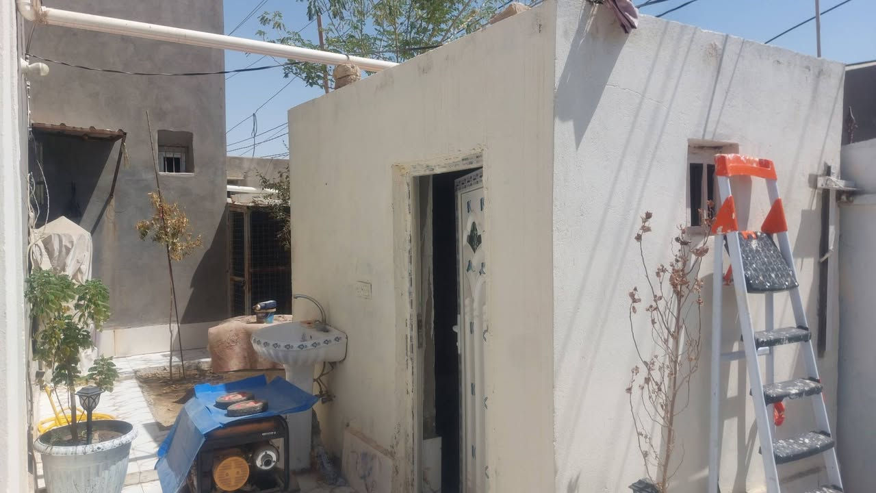 بسم لله الرحمن الرحيم
الديوانيه 
بيت طابو زراعي ال بو جاسم خلف شارع جامع الجوادين بين الحضاره وشارع الوكفه شارع المولد مال عقيل يم محل ابو ناجي . بيت طابوق من ساسه لراسه ركن المساحه ٢٥٠ 
يحتوي على ٢غرف ٥×٤ +صاله ١٠×٤ +مطبخ ٥×٤ + ستقبال ٤×٧ +صحيات داخليه وخارجيه +ممر عرض  ٢متر +منور عرض ١ متر +بيتونه ٣×٤+ سطح شتايكر جديد مال العام +ارضيت البيت بورسلاين واخيراً كهربايات البيت والماء جديد 

***********
