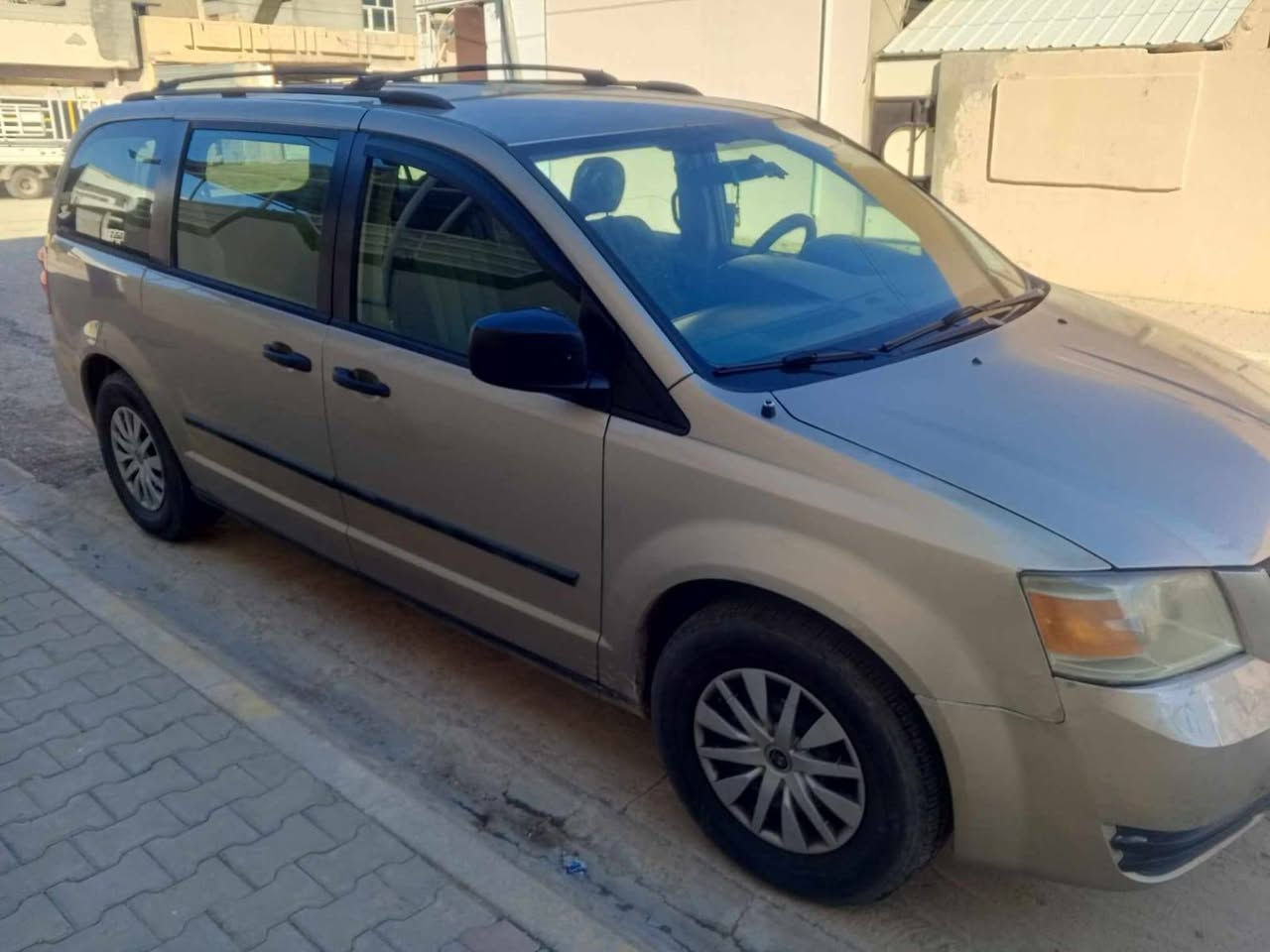 سلام عليكم 
دوج كرفان موديل 2008 البيع 
بطاقه بانزين بيه 
وصدر جديد محرك بي بخار 
ضربته باب السايق 
والسياره باسمي تحويل ثاني يوم سنوي تنتهي 2028
*********** رقم مبايل
