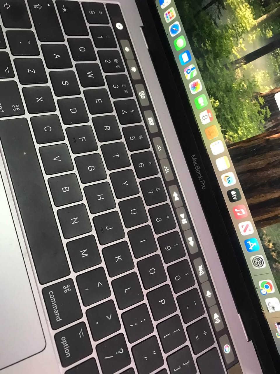 السلام عليكم MacBook Pro تاچ بار 2016…os 15.7.9..موبيل ***********
