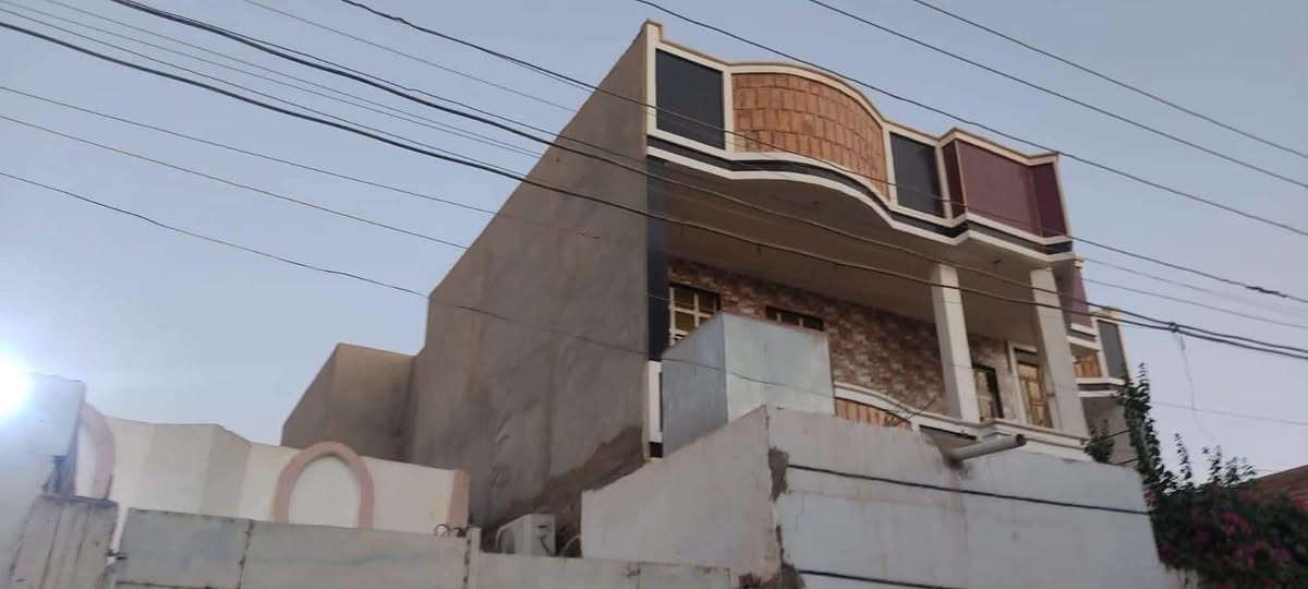 📍بيت طابقين 🏠للبيع الرمادي التأميم الحكم المحلي قرب على مدرسة 🏫ينابيع العلم
الشارع تبليط 10متر

المساحة : 250 متر

{ طابقين } 

الطـابق الأول بناء حجر سنه 2013

.غرفة 2
.صالة 
.مطبخ 
.ديوانيه +هول 
.صحيات داخل وخارج 
. كراج 
الطـابق الثاني بناء بلوك سنه 2019
.غرفة 3
.صالة 
. صحيات 
. حديقة 
  متوفرة جميع الخدمات في المنطقة _ مدارس 🏫 _ اسواق 
للأستفسار 📞.        ***********
