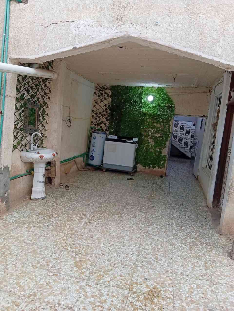 🔥 فرصة مميزة للبيع – طابو صرف 🔥
🏠 بيت للبيع
📍 الموقع: شارع  الشمري – بشارع المدارس ثاني فرع
📌 
📐 المساحة: 200متر
🏗️ بناء قديم
يتكون من:
▪️ غرفتين
▪️ صالة
▪️ استقبال
▪️ مطبخ
▪️ صحيات خارج وداخل
📞 ***********
***********
📲 متوفر واتساب 
✨ بيت مرتب وجاهز للسكن… اتصل وبالخدمه
