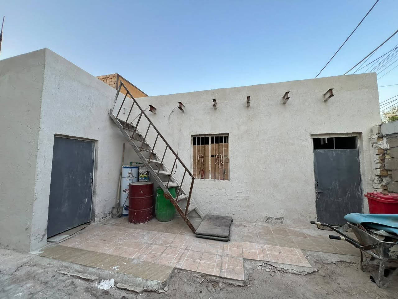 ياالله /بيت طابو صرف مع مشتمل غرفتين مساحه 250م
يتكون من غرفة واستقبال وصاله ومطبخ وصحيات داخليه وخارجيه بناء القديم ونظيف البناء عگاده عالي عن الشارع 
مع كافة الخدمات السعر 170 مليون اتصال ***********  //  ***********  الاثير واتساب

نص مكتوب في الصور:
- غرفتين مشتمل
