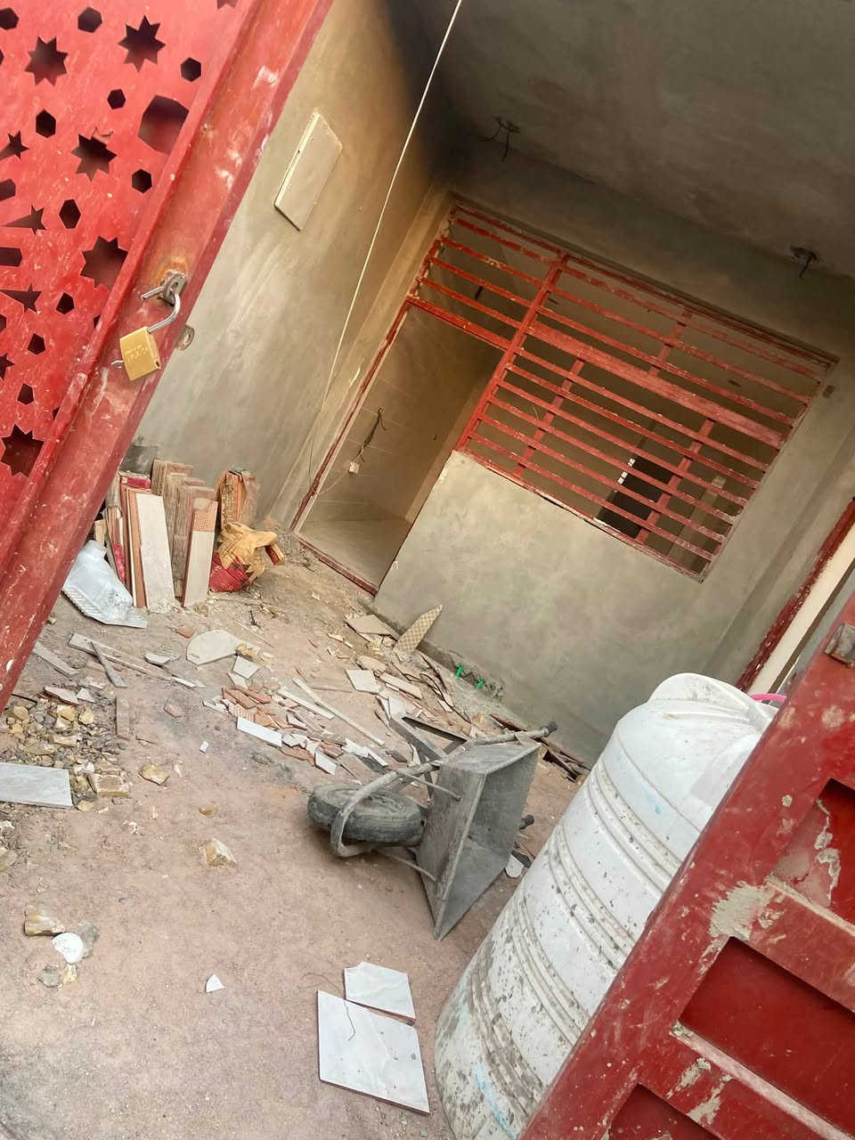 سلام عليكم
بيت 🏠 لبيع 

مساحة ١٥٠ متر 

وجهة ٧:٥٠ Xنزال ٢٠ متر 

موقع : الدورة هورجب شارع المنتجع 

تفاصيل البيت البناء طابوك غرفة خطار مطبخ صالة داخلية غرفتين نوم حمامات  علمن تبليط لباب مي كهرباء 
الاتصال :***********3 ابو حمزة
