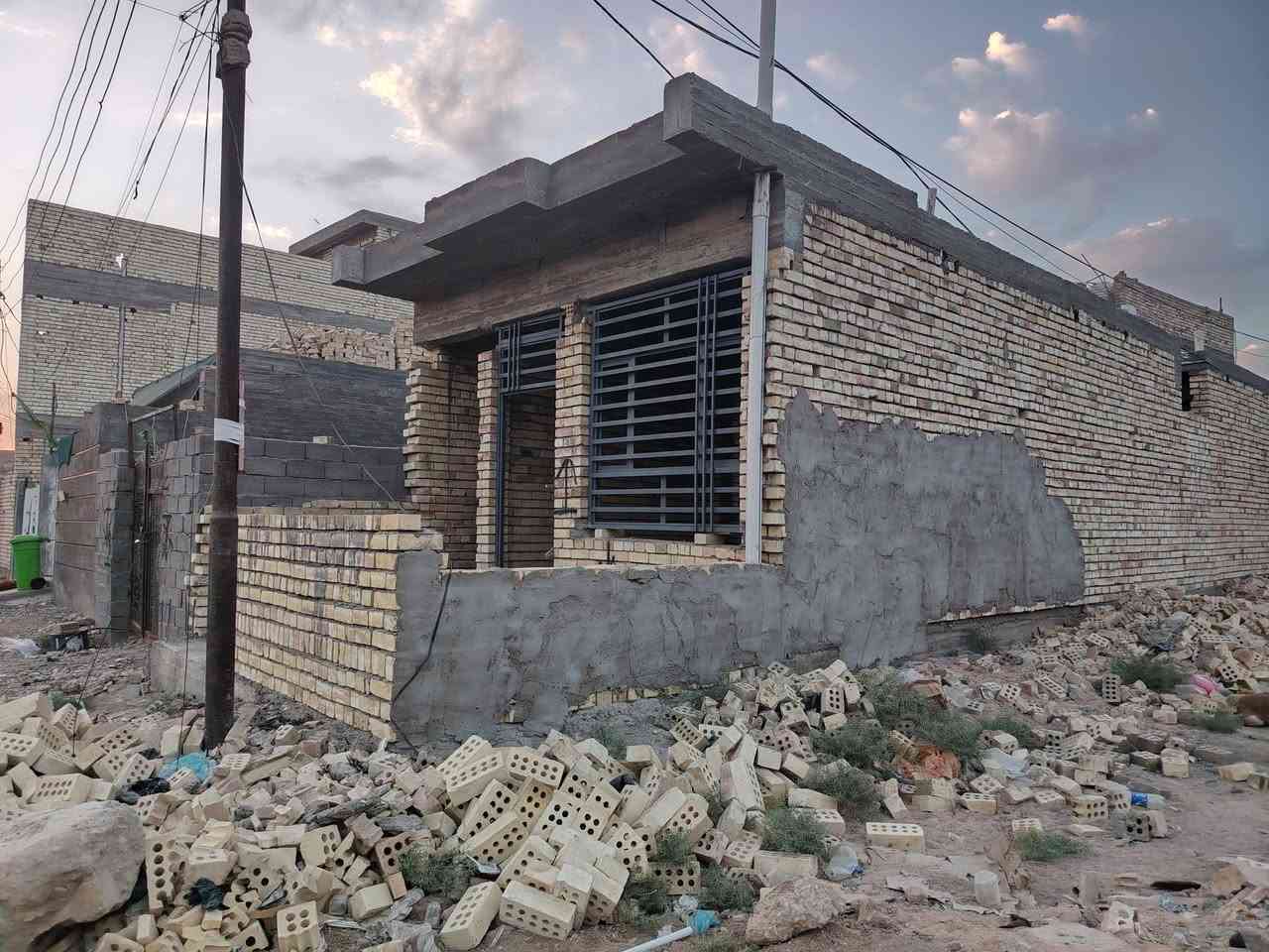 سلام عليكم بيت لبيع زراعي مساحه 100 بغداد الرئاسة مال العبيدي نهاية شارع ٢٠ قرب أسواق أبو فاطمة  سعر 47 مليون  بي مجال شي قليل البيت البيبان والشبابيك موجوده بي مجاري و مي وكهرباء كلهن باب بيت واصلات رقم ***********
