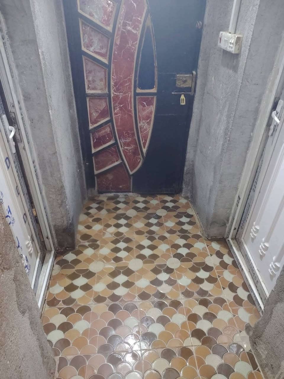 السلام عليكم بيت للبيع مع قطعة المساحة الكلية 305متر يحتوي على غرفه ومطبخ وصاله وصحيات ومنور نوع العقار وقف سني اصولي العنوان ابي الخصيب حمدان قرب جامع البرديه السعر 45 وبي مجال /***********
