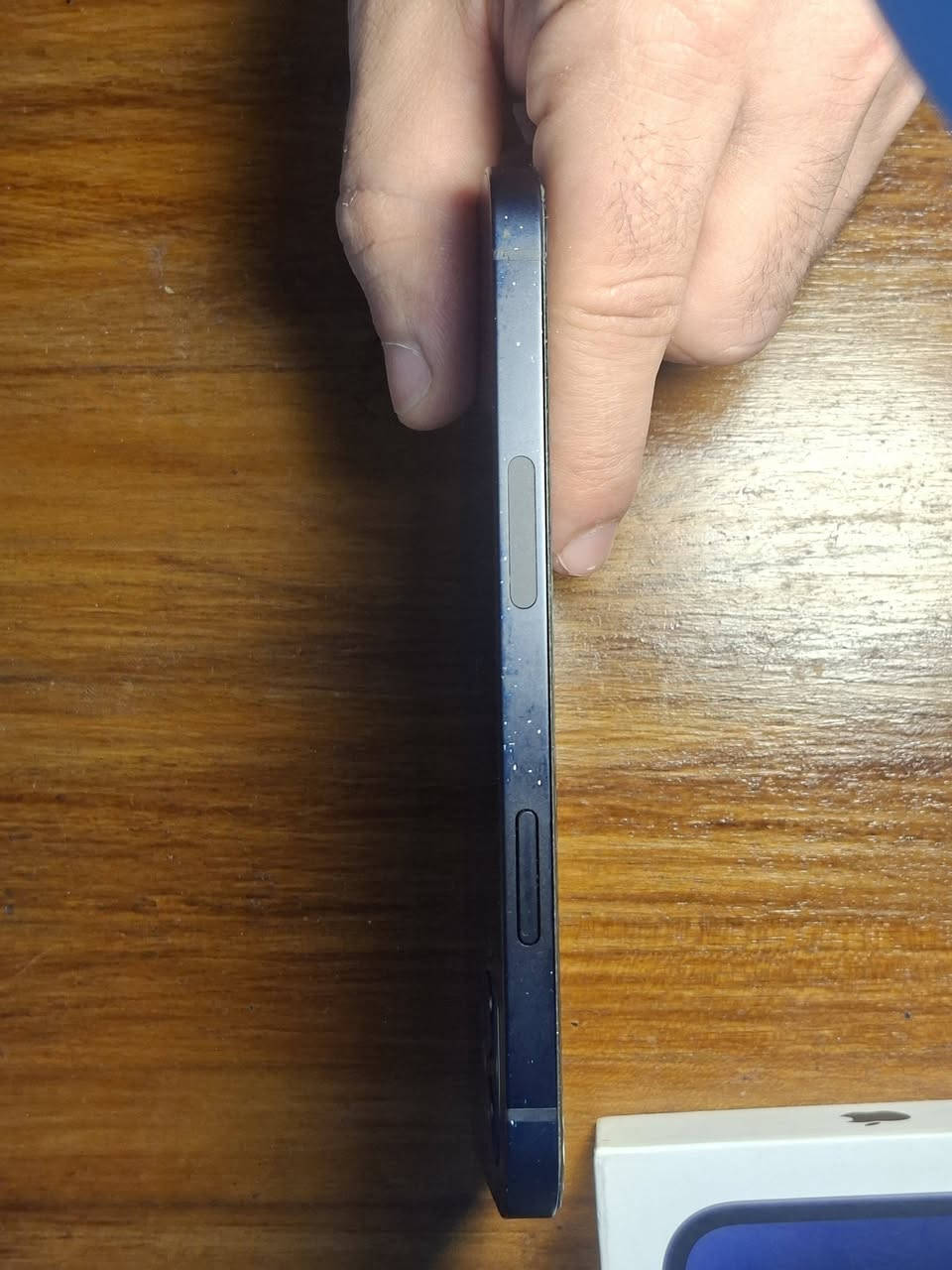 آيفون 12 – 128GB | أسود | وكالة أمريكية
📋 المواصفات

▪️ الموديل: iPhone 12 (الحجم العادي)

▪️ السعة: 128GB

▪️ اللون: أسود

▪️ النسخة: أمريكية LL/A، تدعم 5G

▪️ النظام: iOS 17.5.1

🔋 الحالة

▪️ الجهاز سليم وشغال بالكامل

▪️ البطارية أصلية 75%، ما انفتحت ولا تبدلت

▪️ غير مصلح

▪️ ⚠️ شرخ بسيط بأعلى الشاشة (واضح بالصور) ، ما يؤثر على العمل طبعا مجرد لزكه تكدر تبدله

📦 المرفقات

▪️ العلبة الأصلية فقط (بدون كيبل أو شاحن)

🔍 الفحص

▪️ الرقم التسلسلي يُعرض عند المعاينة ويُطابق مع العلبة

━━━━━━━━━━━━━━

💰 السعر: 350,000 دينار (قابل للتفاوض البسيط)

📍 الموقع: البصرة، المعاينة والتجربة قبل الشراء

🚚 التوصيل: متوفر داخل البصره

📩 للتواصل: واتساب / رسائل خاصة

***********

نص مكتوب في الصور:
- ٣:١٢
- حالة البطارية والشحن
- رسالة مهمة حول البطارية
- حالة بطاريتك متدنية جدًا. يمكن أن يبدل أحد مزودي خدمة Apple المعتمَدين البطارية لاستعادة الأداء والطاقة القصويين.
- العثور على خيارات الخدمة...
- الحد الأقصى للقدرة
- ٧٥٪
- هذا قياس لقدرة البطارية مقارنة بقدرتها عندما كانت جديدة. قد تتسبب القدرة المنخفضة بتقليل ساعات الاستخدام بين عملية الشحن والأخرى.
- أقصى قدرة للأداء
- ستساعد الأنظمة المضمنة في النظام والمكونات في تخفيف آثار الأداء التي قد تلاحظها أثناء التقدم الكيميائي في عمر بطارية iPhone.
- شحن البطارية المحسن
- للحد من استنزاف عمر البطارية، يتعلم الـ iPhone من عادات الشحن اليومية، بحيث ينتظر ولا يتجاوز ٨٠٪ حتى يحين موعد حاجتك إلى استخدامه.
- 2:59 M 15