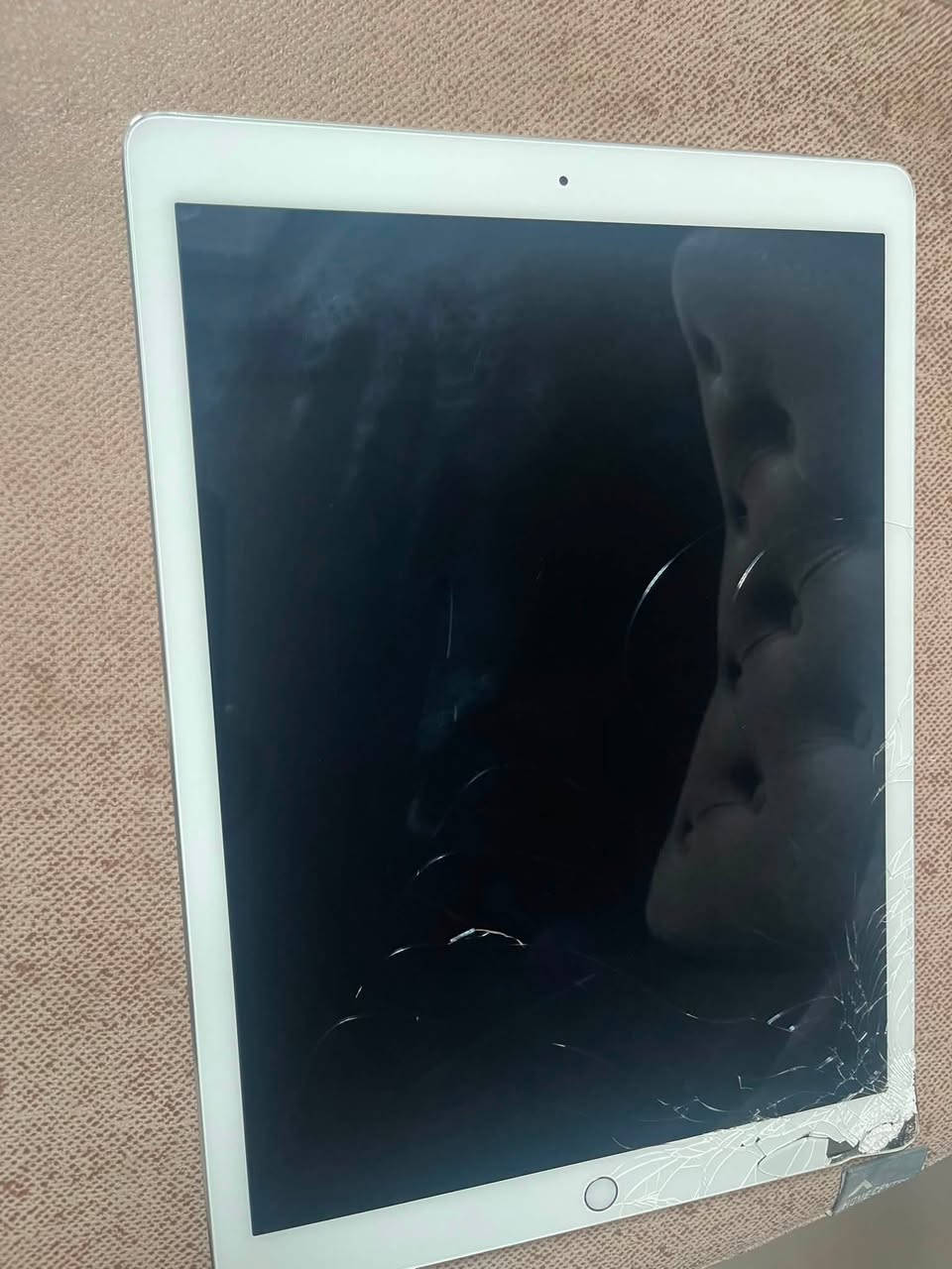 للبيع ipad pro 12.9 اكبر حجم شاشه 
الجيل الاول 1st generation 
ذاكرة 32 
اللمس شغال 
كسر بالكلاس وعواج بالشاصي من الحافة 

*********** واتساب فقط 

السعر 120,000
