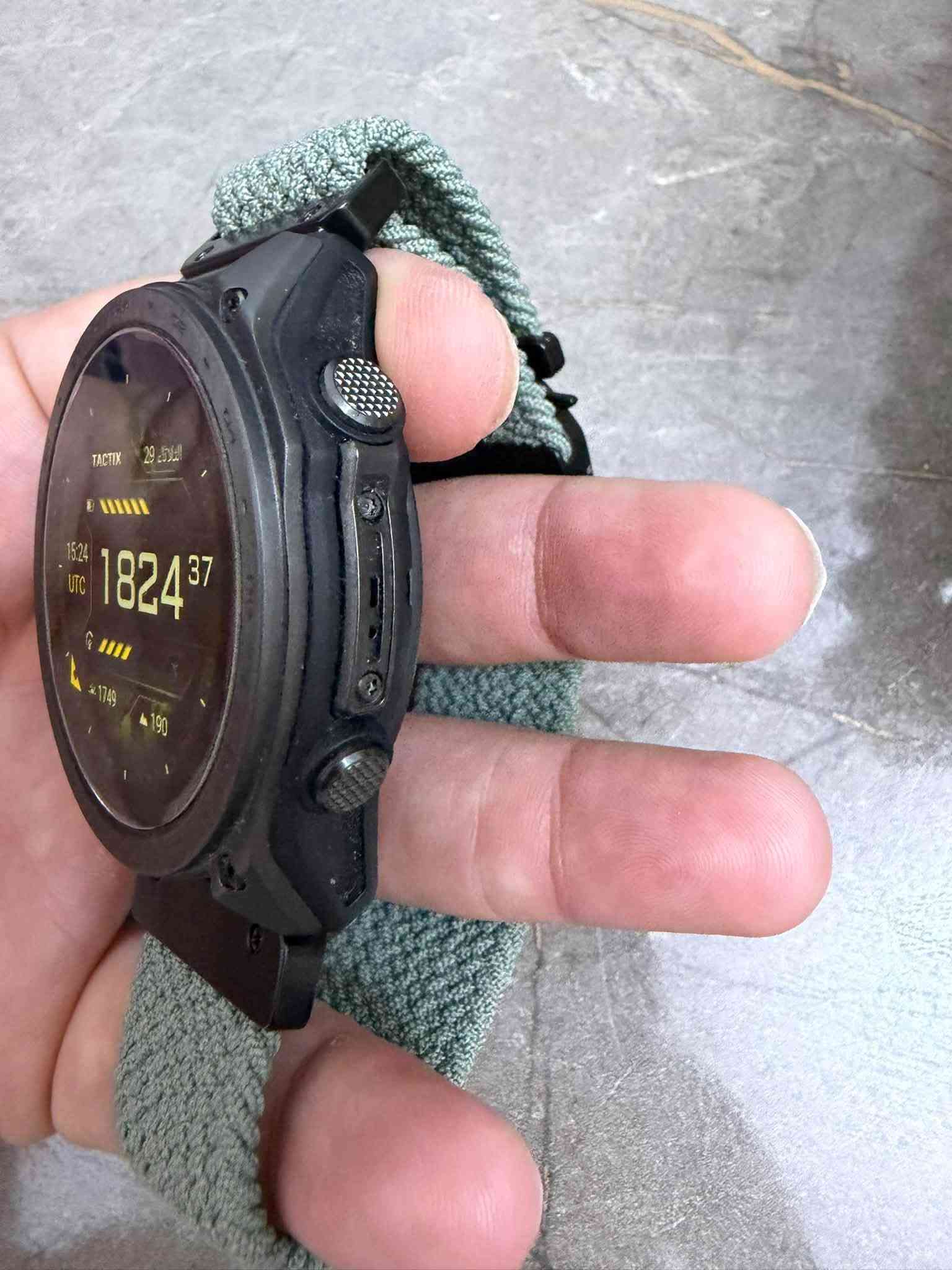 السلام عليكم احبتي لعشاق الفخامه توفر الان ساعة Garmin Tactix 8 Sapphire AMOLED 51 mm Titanium ساعة تحتوي على سير عدد 2 عسكري و ربل  مع كافة ملحقاته نضافه 100‎%‎
السعر مليون و850 الف 
سعر الجديد 2 مليون و170 الف
لتواصل يرجى الاتصال على هذا الرقم***********
