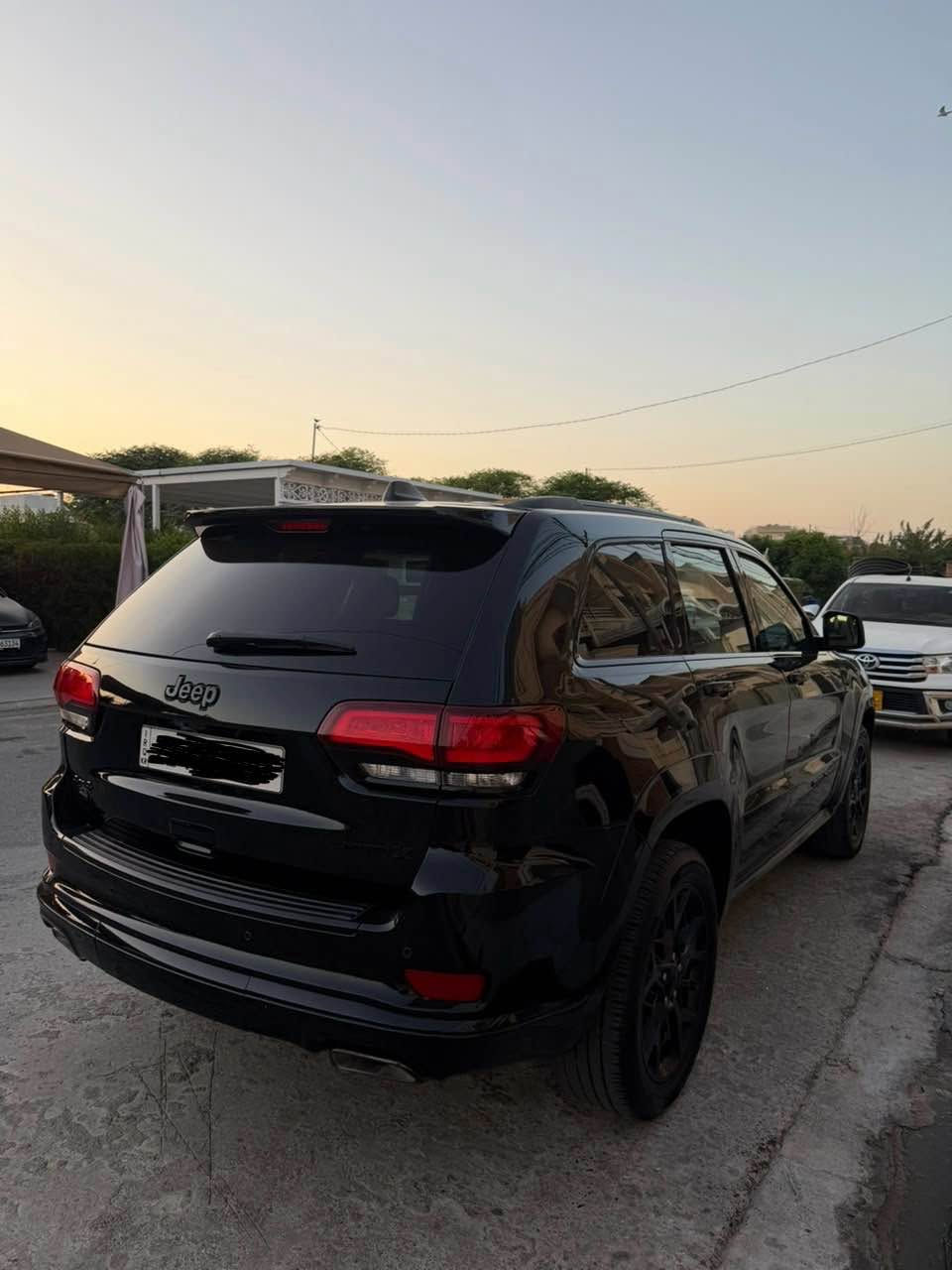 Jeep grand cherokee X limited 
قەپات مواسەفاتە مۆدیل ٢٠٢١ کوشین خەزن و سارد و گەرمە  ئاوێنە ئیتەر و دەبل ئەکسلە ٣٦٠ رادارە و تۆپەی راداریشی هەیە یانی قەپات قەپات مواسەفاتە سەیارەکە کلینە بی قەپ و قۆپ و شوخر هەمووی بە شەرت و ٨٠مایل رۆشتیە  هەموو شتی بیلادیە و سەنەوی و هەموو شتیشی نوێیە داوای ٢٩٠ی لێدەکەم
*********** أربيل, العراق
