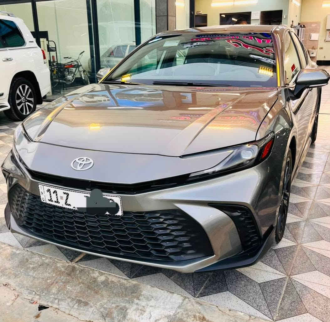 Camry SE 2025 
المحرك: 2.5 لتر، 4 سلندر (Hybrid )
القوة: 204 حصان.
العزم: 243 نيوتن.م.
القير: أوتوماتيك 8 سرعات.
الدفع: AWD
المقاعد: 5 
ماشية :13 الف 
تشغيل بصمة 
شاشة USB وApple CarPlay
 وAndroid Auto.
أنظمة أمان تشمل ABS، 
الثبات الإلكتروني
كاميرا وحساسات، وToyota Safety Sense  �
فول مواصفات ما عدا فتحة 

الاستفسار الاتصال 
***********
