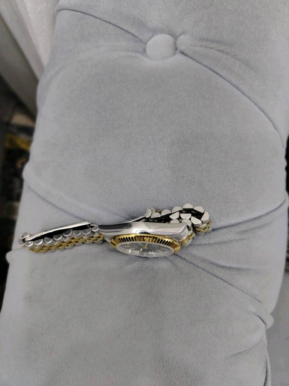 ⌚ للبيع – ساعة Rolex Datejust أوتوماتيك ⌚
ساعة رجالية بتصميم كلاسيكي فاخر، ثنائية اللون فضي وذهبي، مع مينا أسود أنيق وسوار Jubilee.
🔹 الموديل: Rolex Datejust
🔹 الحركة: أوتوماتيك
🔹 المينا: أسود مع مؤشرات ذهبية
🔹 التاريخ: نافذة تاريخ مع عدسة مكبرة
🔹 الإطار: ذهبي مخدد
🔹 السوار: Jubilee ثنائي اللون
🔹 الحالة: مستعملة وبحالة جيدة جدًا
🔹 التصميم: كلاسيكي وفخم ومناسب للاستخدام اليومي والمناسبات
💰 السعر: 650,000 دينار عراقي
📩 للجادين فقط، التواصل على الخاص. 
السعر قابل للنقاش بشكل بسيط عند المعاينة.