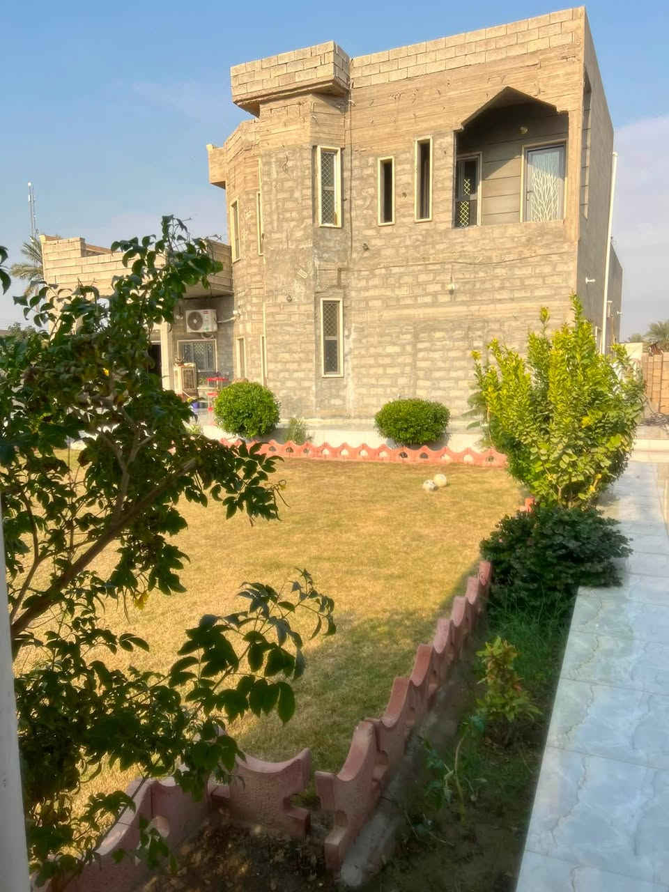 السلام عليكم
للبيع بيت طابو زراعي بسمي تحويل مباشر مساحة الأرض ٦٥٠ متر مساحة البيت ٢٥٠ متر الطابق الأول( ربعه + غرفتين + هول + مطبخ + مطبخ حراري + موزع + قاطع مكون من حمام وصحيات ) الطابق الثاني ( غرفتين + موزع + بلكونه ) مطبق سيراميك وجاهز باقي فقط الواجه المشتري يشتغلها حسب ذوقه والحديقه بالصور شوف العين بيت راقي وبناء حديث . جيران راقين ومحترمين لان العرب كالو اشتري الجار قبل الدار والأسواق تبعد عنه ١٥٠ متر والمدارس تبعد عنه ٢٠٠ متر تبليط من تطلع من باب الحوش وقريب على جامعة تكريت تكدر تروحلها مشي الموقع العلم الحاوي الناحية القديمة( البيت فله مصغره ) 
اتصل  / *********** و ***********
