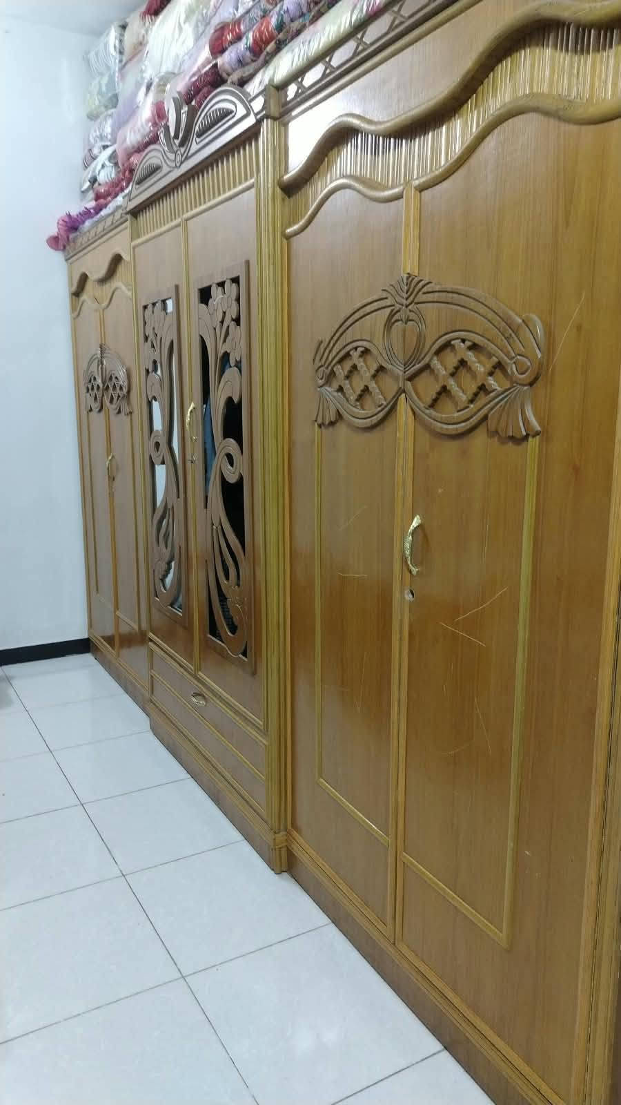 اثاث غرفه • خشب ثقيل • ترتيبات بسيطة