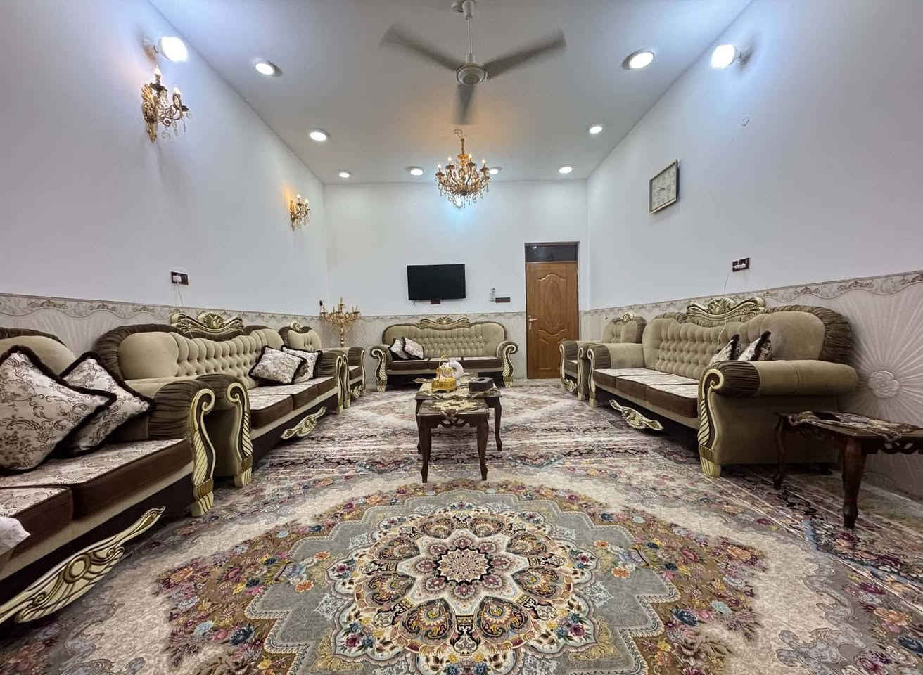 تخم ونص 
من رخصة ابو الكروب تخم ونص للبيع السعر مليون وربع فقط بي مجال العنوان واسط قضاء الحي
للاستفسار ***********
