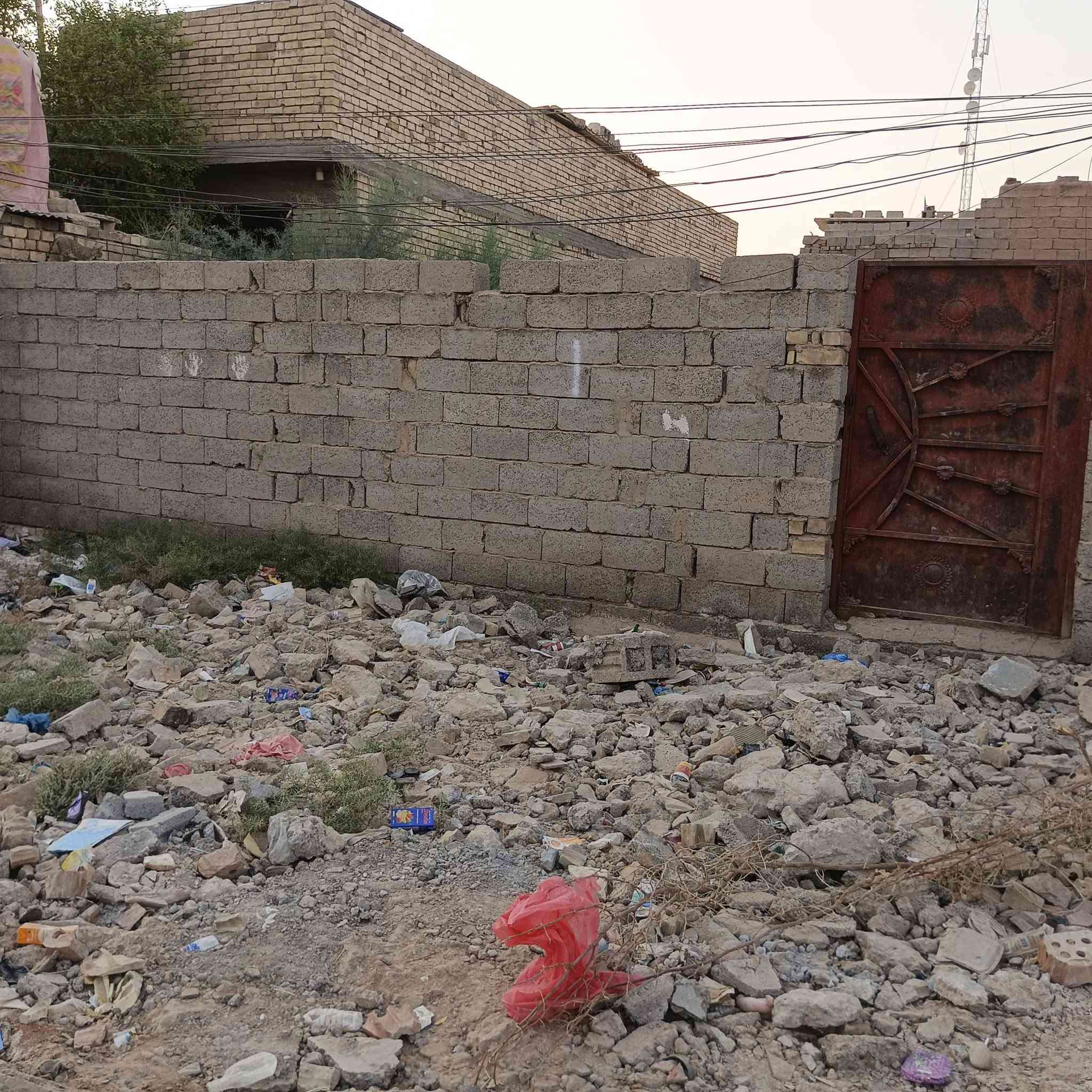 السلام عليكم قطعه للبيع نهايته شارع 60 ماي وكهرباء موجوده بيه مساحه 180 متر السعر خاص او اتصال ***********
