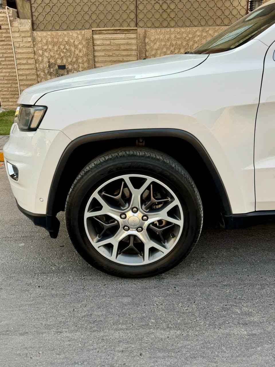 جيب 2019 لمتد بلص خليجي كفالة عامة حتى الدعاميات بشرط
فول مواصفات ٣ شاشات 
محرك و كير  مكفول برغي ممفتوح بي 
صدر امامي و خلقي جديد + تخم تايرات
رقم بغداد بسمي بشرط ثاني يوم تحويل 
السعر 260 
مكاني بغداد ***********/***********
