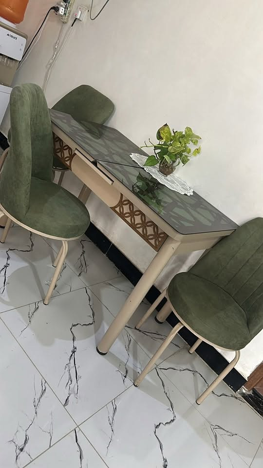للبيع ديوان ١٠ مقاعد حطاطه نضيف كلش 
وميز طعام  زجاج سلايت ***********

