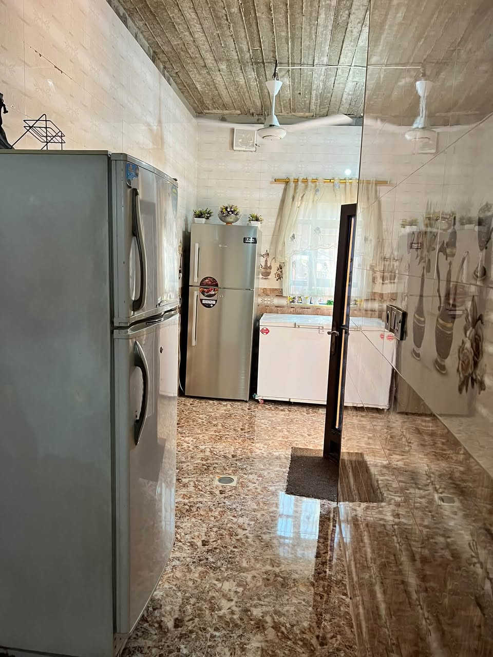 ‏دار للبيع في حي الانتصار 

شارع 30 قرب مدرسة المكارم

‏البيت مساحته 125￼ 🏠الواجهة 

خمسة والعم ق 25

‏ غرفتين مطبخ 

استقبال هول صحيات البيت للبيع التوصل رقم صاحب الدار 
￼ ***********
السعر 70بي مجال
