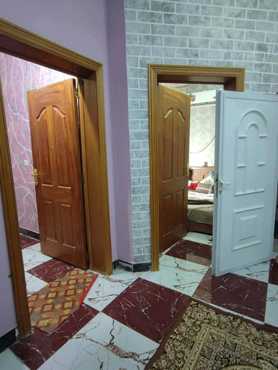 يالله
بيت للبيع بستان السادة الشرع قريب عالاطفاء القديمه مساحه ١٠٠ متر بناء طابوك سقف مسلح نضيف استقبال وصاله وحمامات ومطبخ د اخليه وخارجيه تهويات ٣ 
وفوك غرفتين وصاله ودرج السطح لمعرفه باقي التفاصيل مراسلة الصفحه او الاتصال +9647804527235
