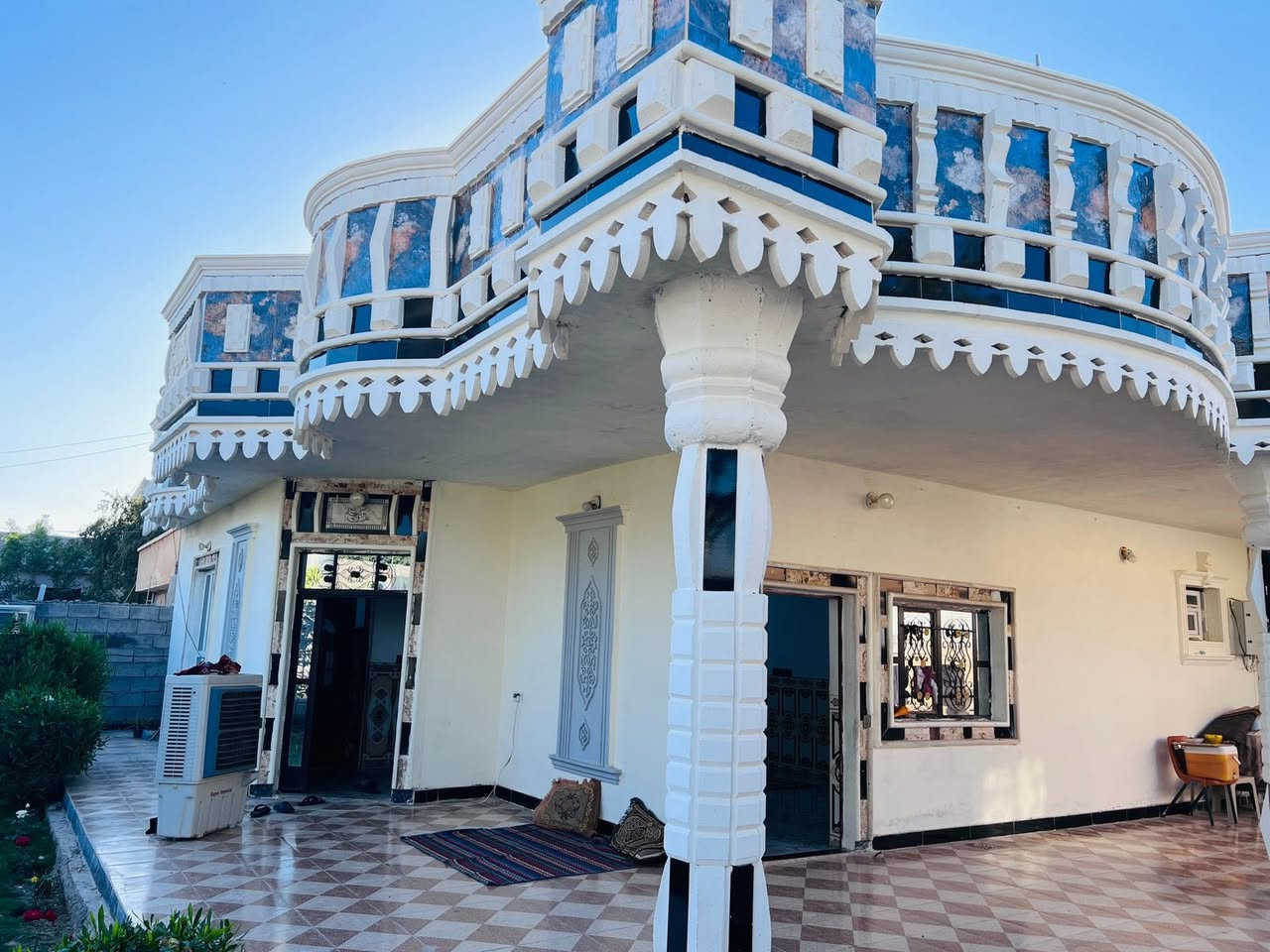 السلام عليكم 
بيت للبيع في منطقه البوهيازع 
المساحه الكليه ٦٠٠متر
مساحه البناء ٢٠٠متر خدمات كامله تبليط للباب متكون من ربعه ٦/٤
غرفتين نوم وصاله 
ومطبخين واحد داخلي وواحد خارجي وصحيات داخليه وخارجيه 
بناء حديث للاستفسار ع هذا الرقم

‭***********‬
