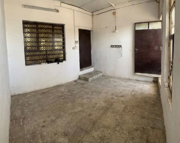 بيت للبيع طابقين المساحة 100 موقع تجاري على شارع عام رئيسي شارع عيادة الشماعية والبيت يحتوي على محل مساحة كبيرة 
يتكون من ⬇️ 
✅ الطابق الأرضي يحتوي على محل وحمام ومطبخ وصاله وغرفه 5x4 ✅والطابق الثاني يحتوي على صاله وغرفه كبيرة وسطح 🛑للتنبيه البيت على الشارع العام وليس داخل الفرع 
السعر : 35 مليون 
للاستفسار : ***********
