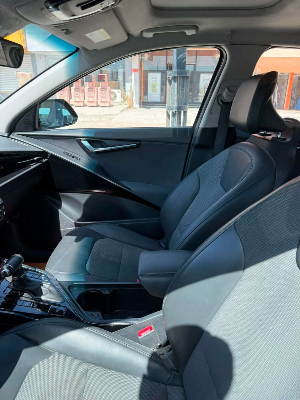 السلام عليكم 🙋🙋‍♂️
كيا نيرو هايبرد موديل 2023 
اذا تريد سيارة SUV كورية عائلية تجمع بين الفخامة و الأقتصاد ( تفول مرة بالشهر ) وارد امريكي دخول جديدباسمي 
السياره خير من الله نظافه وبيها مواصفات بعد احلا
ماشيه70الف كيلو
 المواصفات 
بصمه
اشاير بالمري 
كشنات جلد و مخمل 
ترحيب دخول 
.نظام ايكو وسبورت قياده
• بطارية ليثيوم
• شاشة كبيرة
• كاميرا خلفية
• حساسات خلفية 
• كراسي تدفئة
 .اتو هولد
رادار امامي
• مانع تصادم
• محدد مسار
• تصحيح مسار
• مثبت سرعة
• مانع انزلاق
• بصمة تشغيل
• بصمة أبواب
كشنات جلد
• مري رادار
• نقطة عمياء
• شاحن وايرلس 
شاحنة بالكشانات 
• شاشة اعطال
• عداد ديجيتال
• اضوية امامية زنون LED
• اضوية خلفية LED
• كشافات زنون LED
• حساسات إضاءة
• إنارة تلقائية Auto
• نظام صوتي مميز Harmon kardon
• أوامر صوتية
• حساسات اصطدام
• حساسات مطر
• حساسات دخول الإنفاق
• حساسات ضغط هواء الإطارات
‏• GPS
شفتات بلستيرن
تبريد قطعتين
قياده ذاتيه عل الطريق 
تشغيل عن بعد 
• بلوتوث
فتحه سقف 
تبريد قطعتين
• مدخل USB + AUX
وبيها بعد مواصفات خير من الله 
سعر السياره125بيها مجال
الاستفسار على  رقمي***********
واتساب ماسنجر  مكاني بعقوبه 
صور امريكا موجوده
