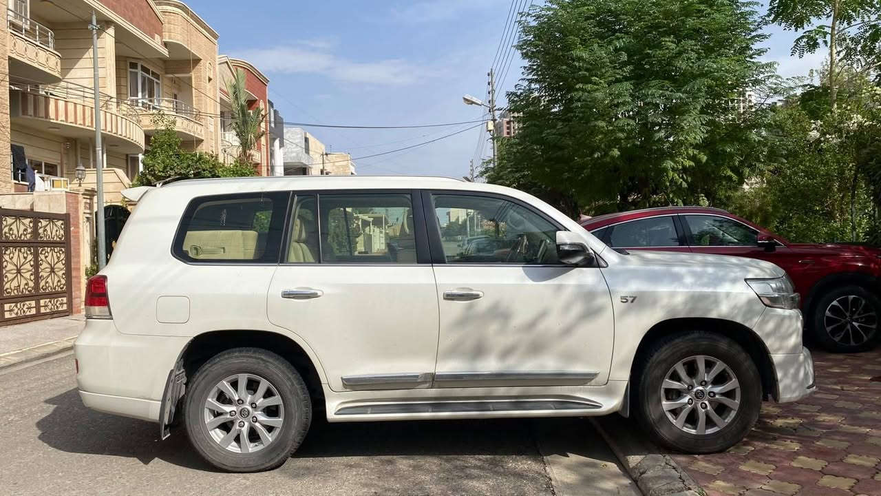 لاندكروزر VXE • ٢٠١٨ • ٧٠٠٠٠ كم
