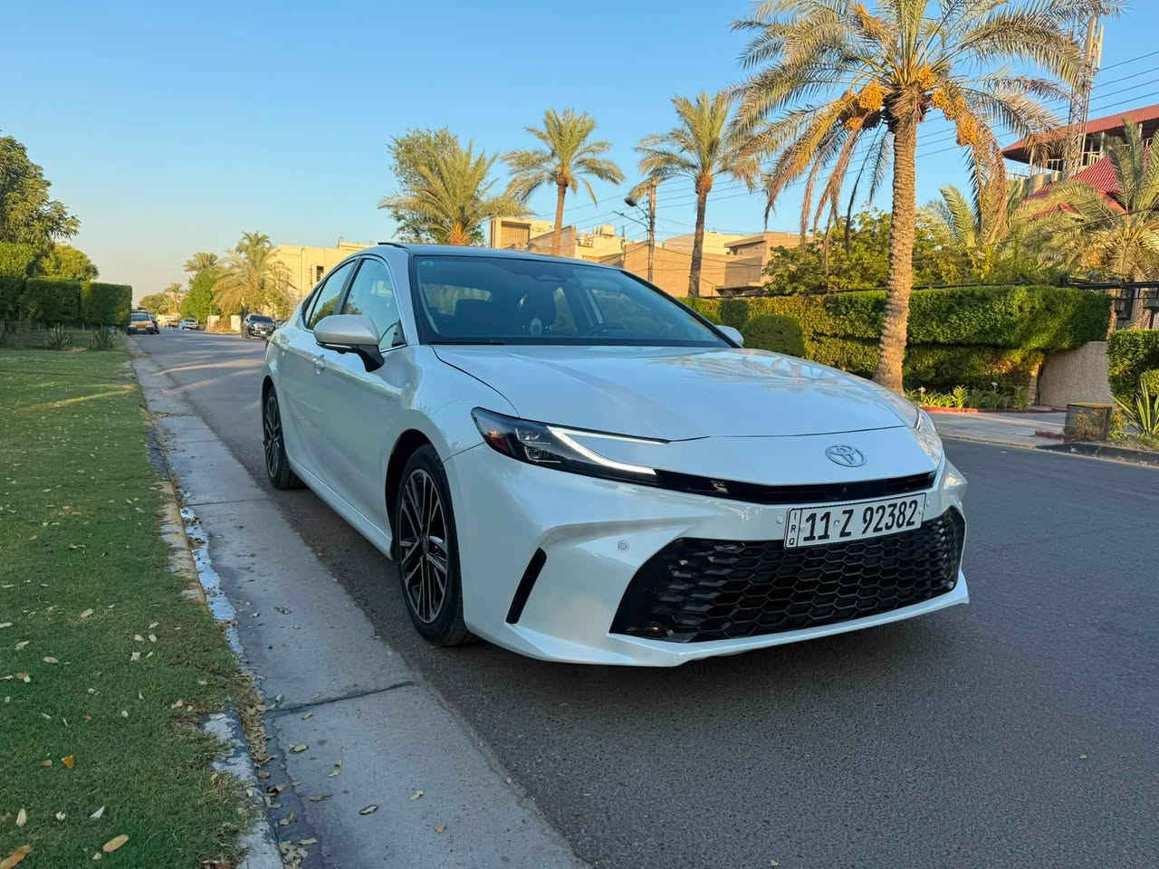 السلام عليكم 

كامري هايبرد 

وارد امريكي

‏xle 2025 
‏1/1 فول الفول
مكينة 2500
ماشيه 16 الف 
بانوراما سقف كامرات عدد 4 محيطية هيد دسبلاي عالجامة الامامية

سستم صوت 9 سماعات ودمام خلفي JBL
كشنات امامية تبريد + تدفئة 
حساسات اماميه وخلفية وحساس تايرات
كشافات اماميه 

 رادار امامي 
نقط عمياء جانبية رادارات خلفيه
لايتات امامي وخلفي لد مري كهرباء

دخول ذكي بدون بصمة 
بصمة تشغيل وصندوك 
تشغيل بصمة وتشغيل عن بعد ابواب بصمة
ترحيب من تقترب للسياره 

قيادة اليه كروز مثبت سرعة
لايت امامي اوتو  3 انظمة قيادة ايكو نورمال سبورت سايد بريك بصمة 

شاشة كبيرة  تبريد بيانو 
قطعتين تبريد  كشنات اماميه كهرباء 
لدات بالدشبول والبوب 

شاشة لمس مع عرض الاعطال
اوتو هولد نظام استشعار البريك التلقائي
‏CarPlay /بلوتوث/ اواكس

وباقي المواصفات المعروفة

حادث تعديل بارد بلبنيد 

مواصفات السيارة فول الفول اعلى فئه
السعر 265$
مكان السيارة بغداد حي الجامعه 
تلفون  ***********
