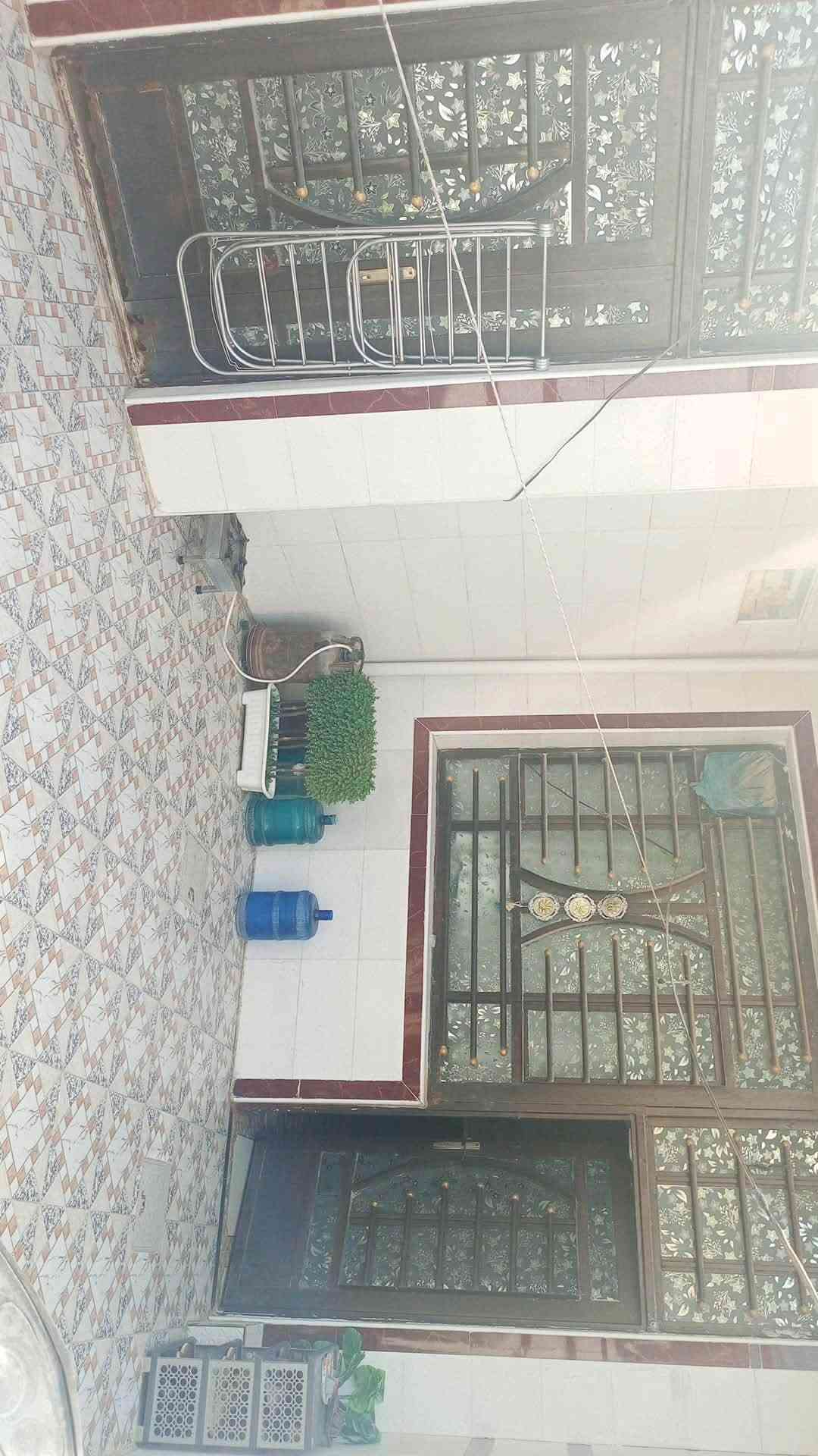 السلام عليكم بيت للبيع مساحه 200متره  بناء جديد 2022 استقبال -غرفتين -هول -صحيات -مطبخ متوفر كافه الخدمات ماء كهرباء مجاري المكان حله نادر الثانيه كراغول   للاستفسار اتصال على رقم ‭***********‬

