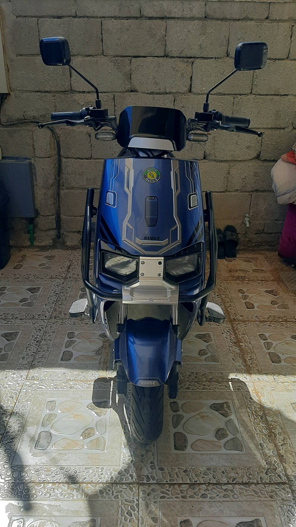 السلام عليكم
دراجة شحن رانكس للبيع 

بصمة وسويج وتشغيل عن بعد 

نظام R 

32 امبير و72 v 

بطاريات تعبانه سعر بطاريته ليثيوم الاصليه 200.000 معا ضمان سنتين 

وملف 2000  

ومنفذ شحن USB 

گير 3 نمر 

تمشي 70 حقيقي 

تمشيك 60 كيلو بالشحنة 

العنوان موصل/حي الشيماء 

السعر800.000

للاستفسار الاتصال***********
شنو موديلها/سنة الصنع بالضبط، وهل أكو ورق أو رقم شاصي/سيريل نمبر يثبتها؟: 
سنة الصنع 2024.2025
البطاريات التعبانة: شكد عمرها تقريباً، وشنو المطلوب حتى تشتغل من جديد بس تبديل بطارية لو أكو شغل ثاني؟: 
البطاريات جديده لكن اني بيتتهم بلا شحن وهبط الشحن مالهم
الدراجة بيها أي خدوش، كسور، أو قطع ناقصة غير اللي مذكور، وكلشي شغال 100% لو بيها ملاحظة لازم تنذكر؟: 
جديده ما صارلي شي لمن اشتريتها كلشي شغال بيها ١٠٠%
السعر 750 ألف قابل للمساومة لو نهائي، وهل أكو إمكانية فحص وتجربة قبل الشراء؟: 
قابل للمساومة