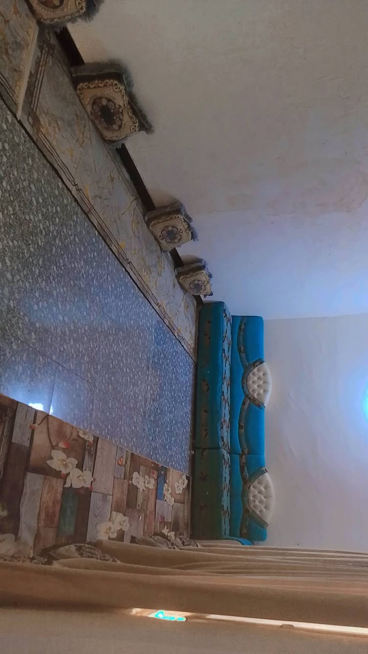 مرخصه الادمن المحترم بيت للبيع مساحه 185غرفه 2صاله مطبخ استقبال صحيات داخليه خارجيه طريق كربلاء نجف عمود 366خلف المواكب البيت مباشر على تبليط الفرعي يبعد 300متر البيت كامل خدمات ***********
