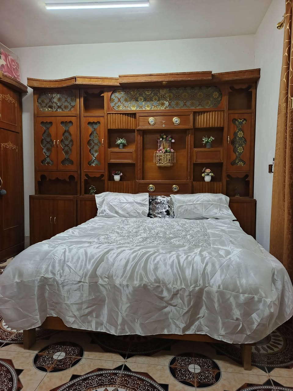 السلام عليكم غرفه خشاب عراقي نضيفه  للبيع السعر 950 مكان الريحانه
***********
