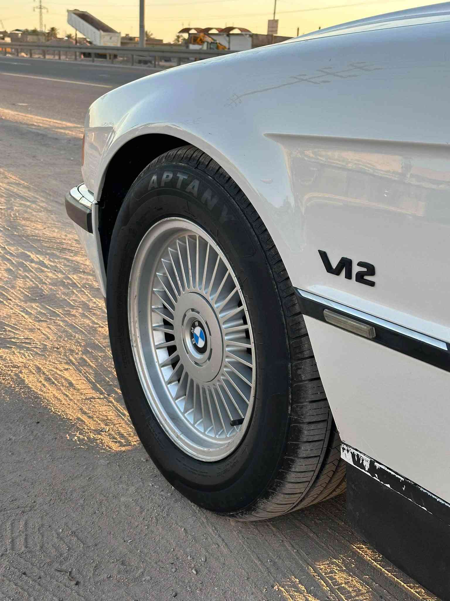 سلام عليكم BMW/750i/V12/1995كفاله عامه صبغ وضربه ونقل وتبديل
رقم بغداد بسمي سنويه ل30  حداديه جديده دبلات خلفي هايدروليك بلاد تخم تاير سلايت شغال مكينه 12سلندر سياره كلها بلاديه تبريد شغال كشنات كهرباء جلد 5بردات خلفيه كهرباء جنطه شفط منضومة زنون كامله شاشه اندرويد ويل شعاع بلاد مال 50 بجم 2000محدث السعر 130وبيها  ترهم مراوس الفينيه او اوباما للستفسار *********** ماكن بصره
