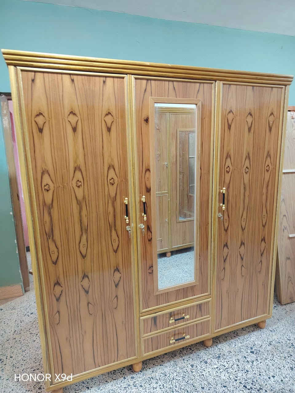 مسواك جديد وشغل درجه اولى

((((  أقساط / نقد  )))) 
((((حطاطه صاج داخل وخارج))))
صاج 4 ملم داخل وخارج
حشوة. الباب 5 سير على طول الباب

بوفية فراش حطاطه صاج 5 ملم ثكيل

تتوفر بقياس 2  متر /   2 ونص متر 

كناتير صاج حطاطه ثقيل درجه اولى مليان
متوفر 2 باب    250 الف 
متوفر 3 باب    350 الف
متوفر 4 باب    450 الف
متوفر 4 باب     350 الف 

(( ضهر الكنتور يكون جرجوبه والقاعده خشب بلوك 18 ملم))
 ((((( الشد والنقل داخل عنه مجاني ))))) 

يتوفر توصيل راوه_ العبيدي _القائم 
العنوان عنه نهاية شارع الحضره مقابل الحديقه
رقم الهاتف
               ***********

نص مكتوب في الصور:
- HONOR X9d