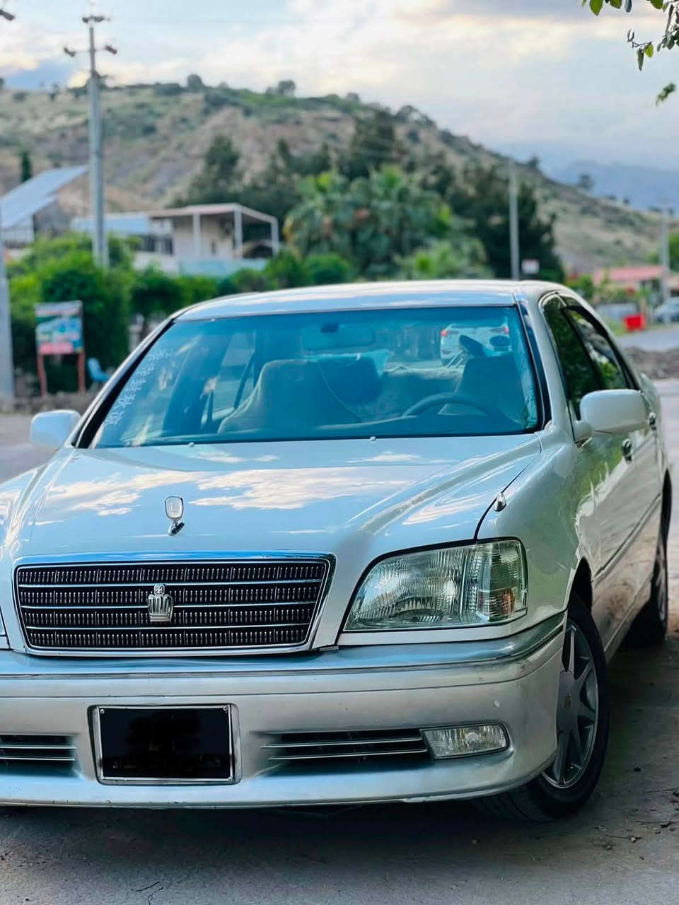 سەرەتا  بەناوی خودای  گەورەو مهرەبان
مەلیکە بەس موس موس موس 
مۆدێل 2003 
تەنیا 230km ڕۆشتوە 
کۆدی هەیە بارکۆدی وەرگرتوە 
مەکینە D4 بچوک ئاڵتونی بازاڕ 
بۆیاخ بەس شوێن موس لەگەڵ یەک چەمالاغی پێشەوە 
پشتو پێشی کەپسە بێ دەعمو لێدراوە 
ویل نەجمە چوارتایەی لۆک لۆک تازە 
بێ چاڵو شوخت 
هەمو شوێنێکی لەسەر دەقی شەریکە ماوە 
کامل مەسروف کراوە 
یەک دینار مەسروفی  نیە
 سەیارەی ماڵانە هی مەحرەز نیە 
تکایە بۆ عەیبو عار تەلەفۆن مەکە دینار مەسروفی نیە چرکەو سەد دۆلار ببڕە 
شوێنم ڕانیە
بۆ سحر یان نامە بنێرە یان تەلەفۆن بکە 
***********

