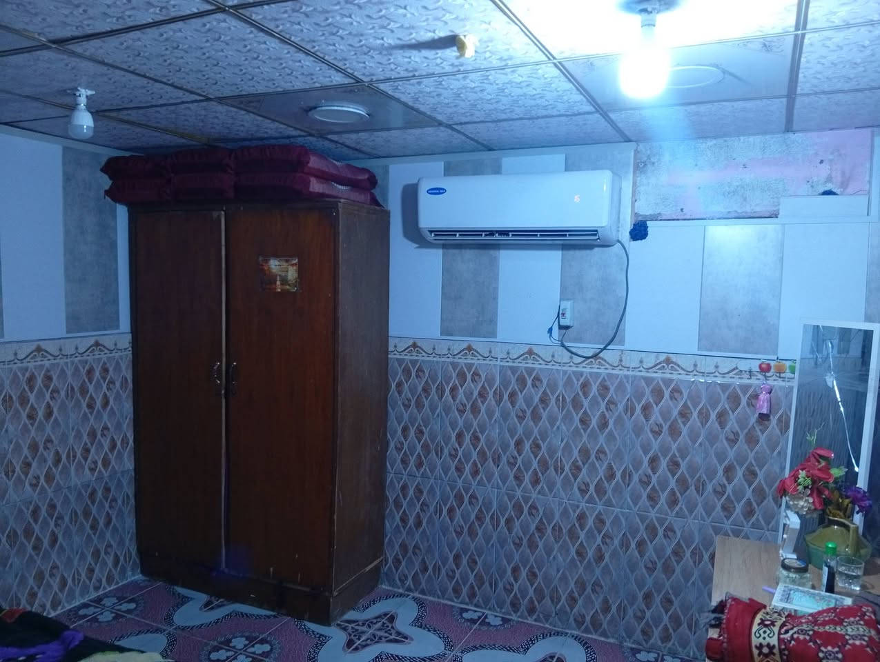 سلام عليكم بيت تجاوز البيع في البصرة القبله حي الجامعه البيت يتكون من غرفتين وصاله واستقبال ومطبخ وطارمه ومخزن خارجي وصحيات البيت يبعد ع شارع العام 20 متر سعر 18 وبي مجال الاستفسار أكثر رقم الهاتف *********** بس شراي يتصل
