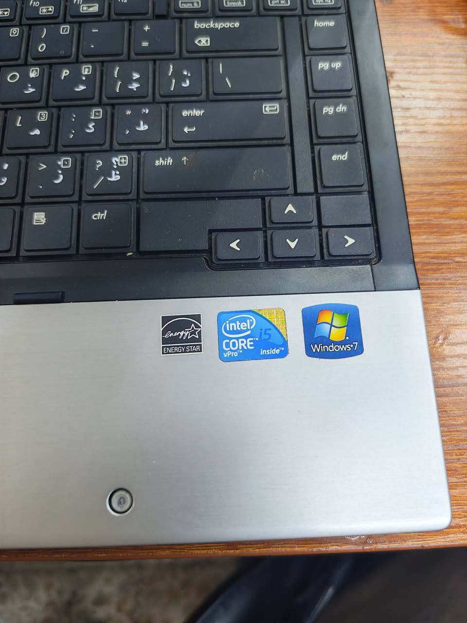 هذا الجهاز هو HP EliteBook 8440p، وهو جهاز أعمال (Business Class) كلاسيكي مصمم للتصنيع المتين والمهام المكتبية.
أبرز المواصفات:
​المعالج: Intel Core i5 من الجيل الأول (Intel Core i5-520M / 540M) يدعم تقنية vPro.
​الشاشة: مقاس 14 بوصة بدقة HD (1366 × 768).
​الذاكرة العشوائية (RAM): يدعم ذاكرة DDR3 (تتراوح عادة بين 2GB إلى 8GB كحد أقصى).
​كرت الشاشة: مدمج Intel HD Graphics (أو كرت منفصل NVIDIA NVS 3100M في بعض الإصدارات).
​نظام التشغيل الأصلي: Windows 7 Pro (كما هو موضح على ملصق الجهاز).
​التصميم والتصنيع: هيكل من الألمنيوم والألومنيوم المقوى المصمم للتحمل مع لوحة مفاتيح مقاومة للسوائل ونقطة توجيه (TrackPoint) برتقالية في المنتصف.
​المنافذ: يحتوي على منافذ USB 2.0، وVGA، وDisplayPort، وقارئ بطاقات ذاكرة (SD Card Reader)، ومحرك أقراص ضوئية (DVD Reader/Writer).
​أي استخدام محدد تحب تعرف قدرته عليه؟ (مثل برامج معينة أو تصفح ومهام يومية).
هذا الجهاز هو HP EliteBook 8440p، وهو جهاز أعمال (Business Class) كلاسيكي مصمم للتصنيع المتين والمهام المكتبية.
للستفسار،***********
