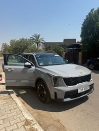 سورنتو S • ٢٠٢٥ • لون سمنتي