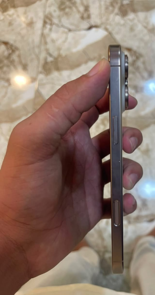 سلام عليكم 16برو ماكس للبيع وتر
16برو ماكس 

بطارية ٩١ 

ممبدل بي شي 

جهاز حيل نظيف 
مكاني الرمادي ال٥كيلو 
السعر بمليون ٢٠٠وبي مجال 

رقمي ***********
